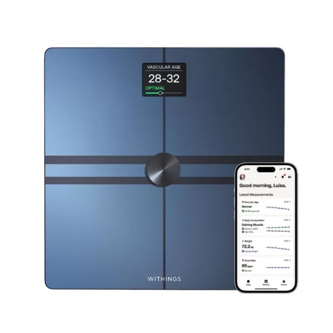 Una bilancia smart Withings blu mostra 'Età Vascolare 28-32 Ottimale' accanto a uno smartphone.