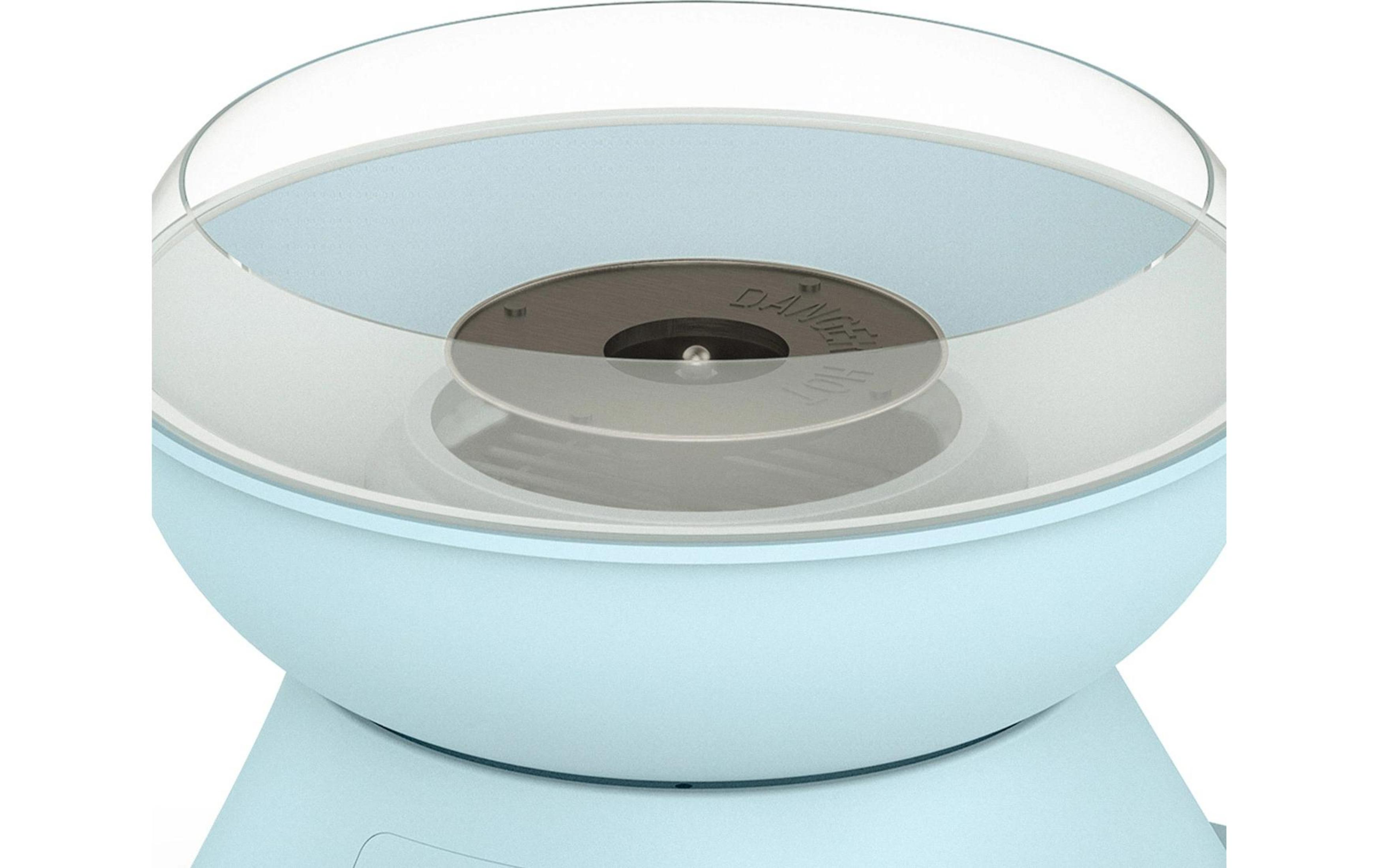 Una máquina de algodón de azúcar azul claro con tapa transparente y etiquetas de advertencia.