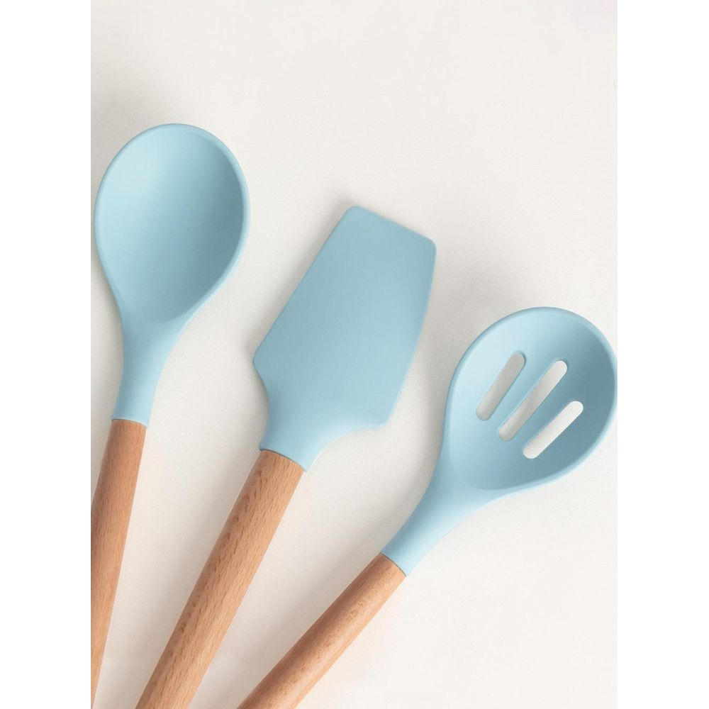 Tres utensilios de cocina azul claro con mangos de madera sobre fondo blanco.