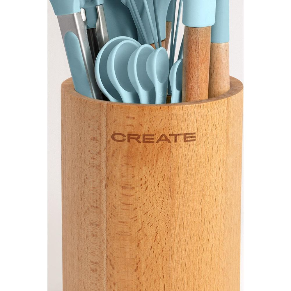 Cubo de madera con utensilios de cocina azules y la palabra CREATE.