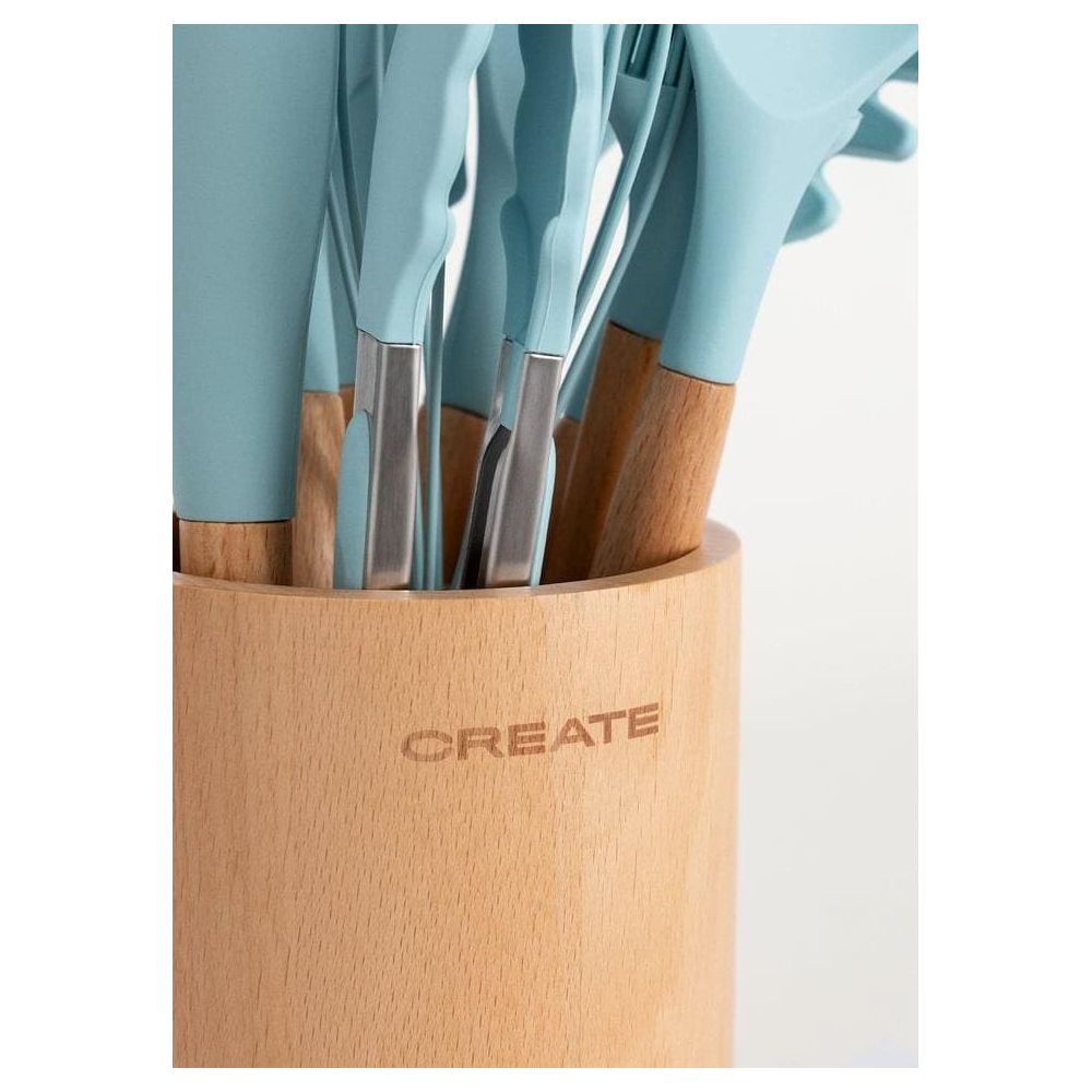 Utensilios de cocina azul claro con mangos de madera en un soporte de madera con texto.