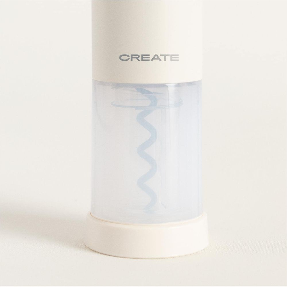 Un recipiente blanco con un elemento espiral azul en su interior.