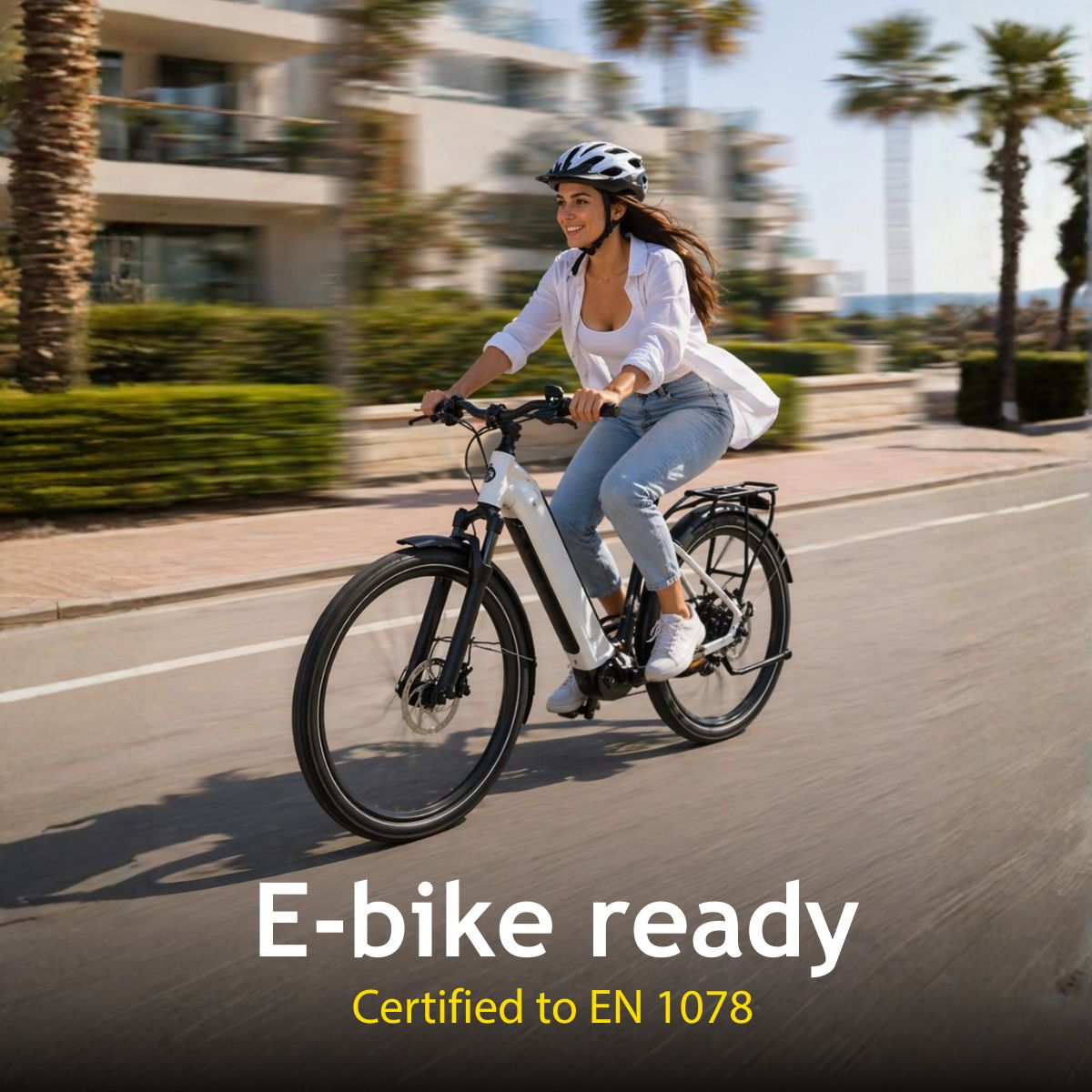 Vrouw met helm rijdt op witte e-bike op zonnige weg met palmbomen.