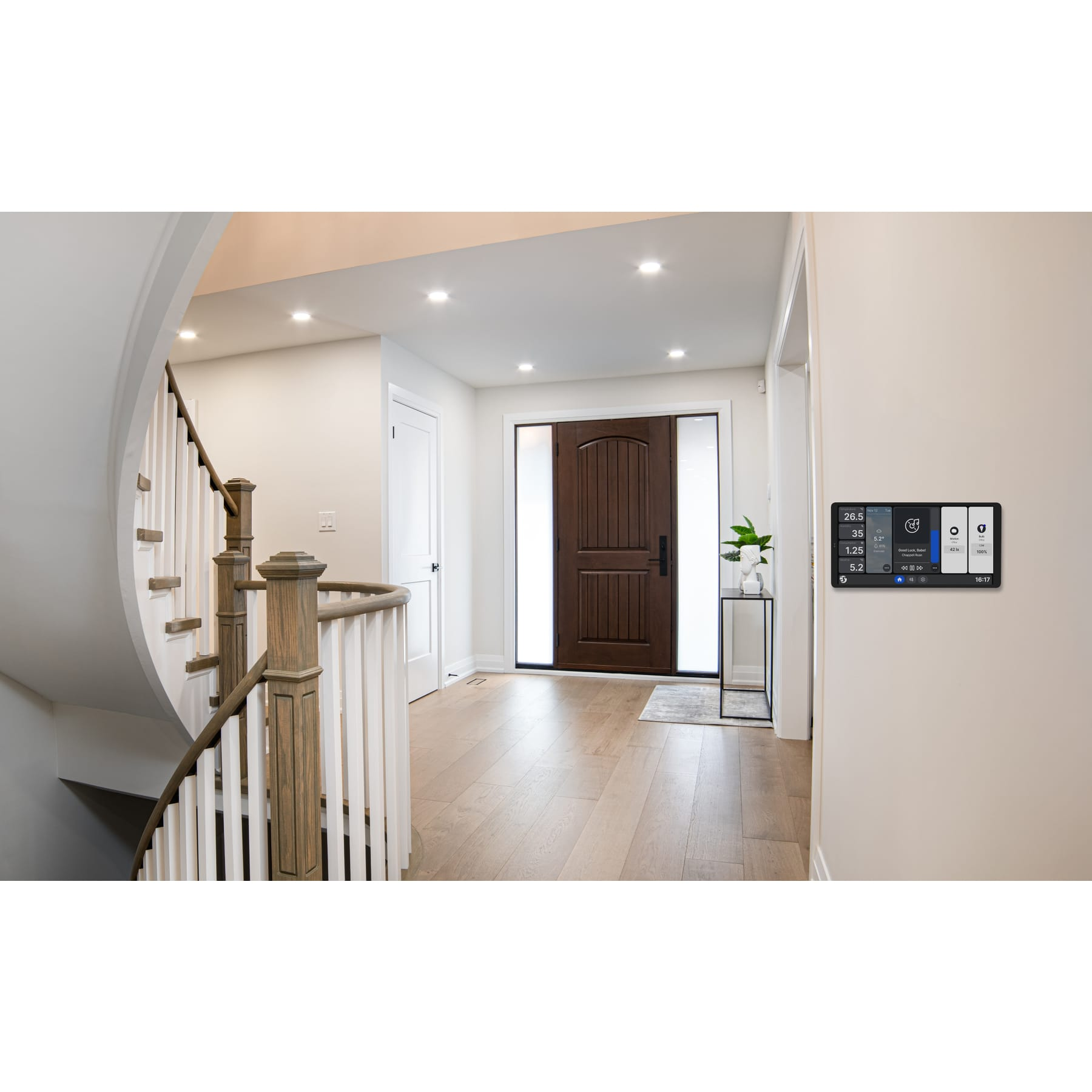 Casa moderna con scala curva, porta in legno e pannello touchscreen a parete.