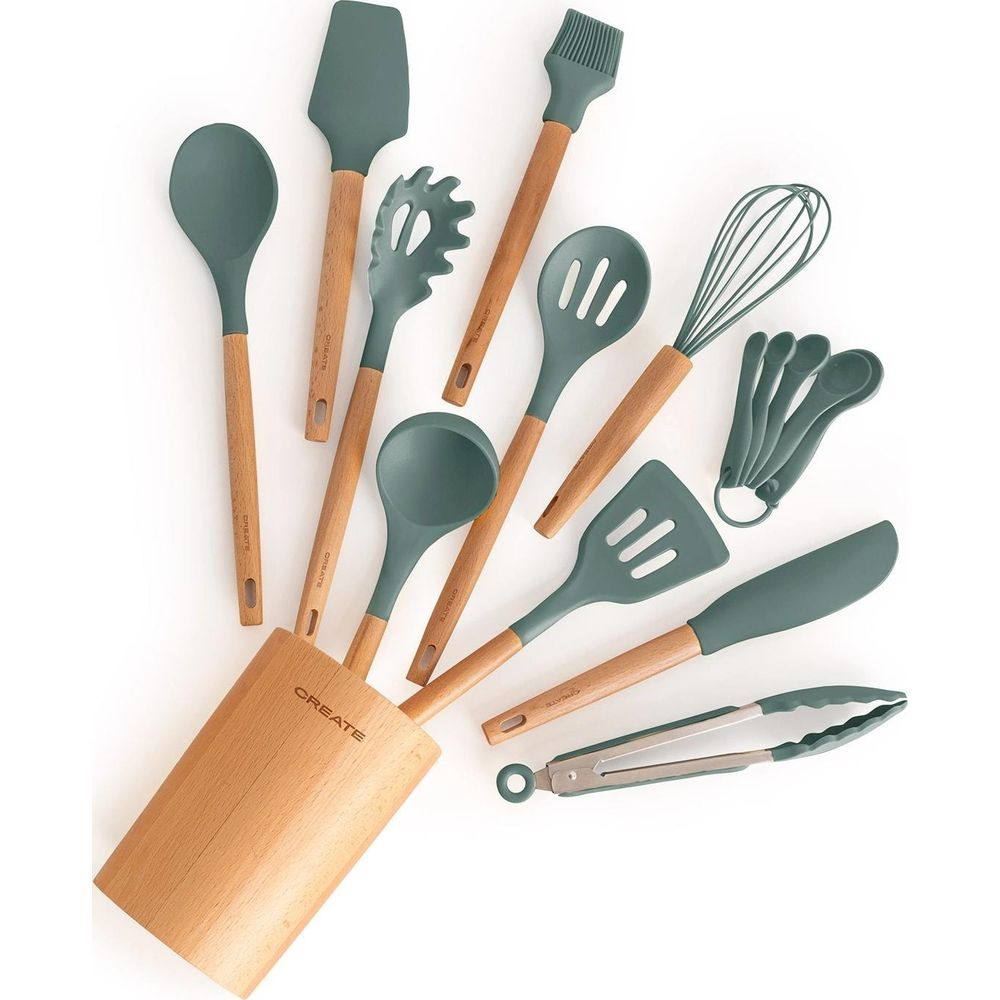 Set de utensilios de cocina con mangos de madera: cuchara, espátula, batidor, pinzas.
