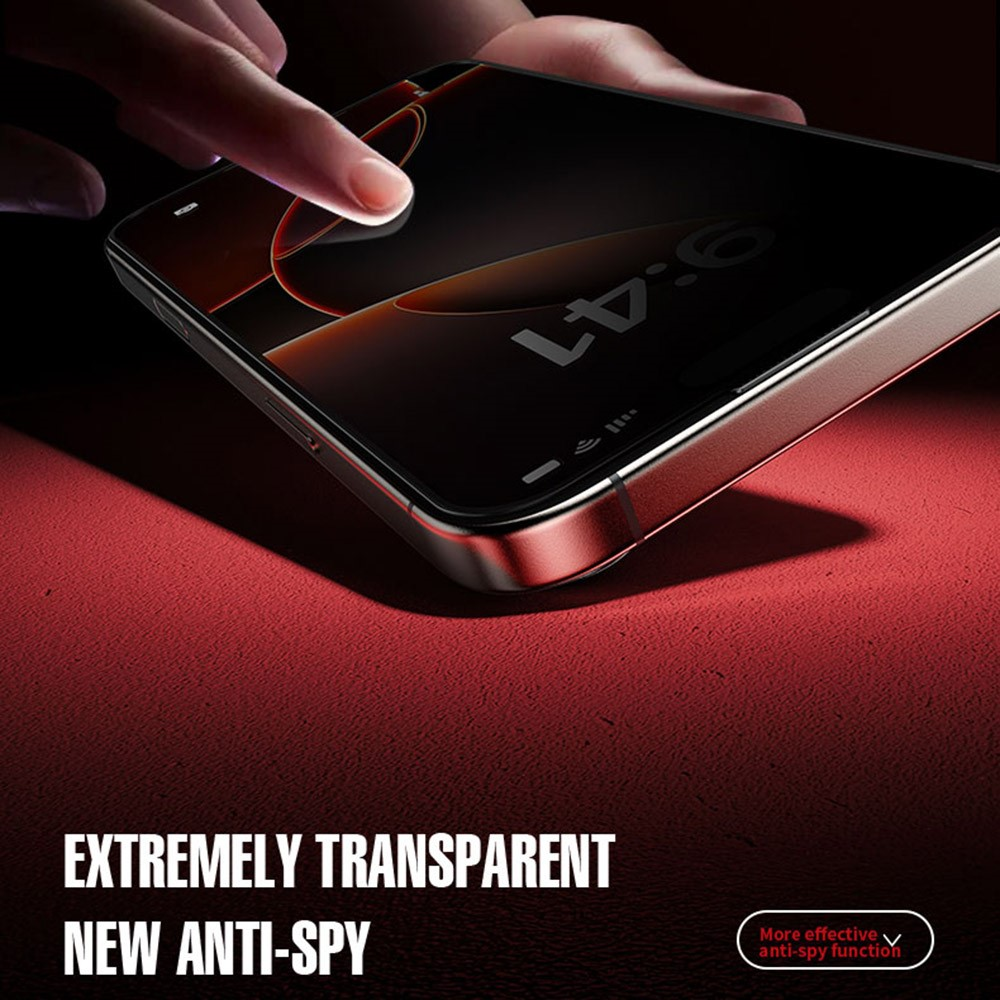 Une main touche un smartphone avec un protecteur d'écran transparent. L'écran est sombre.