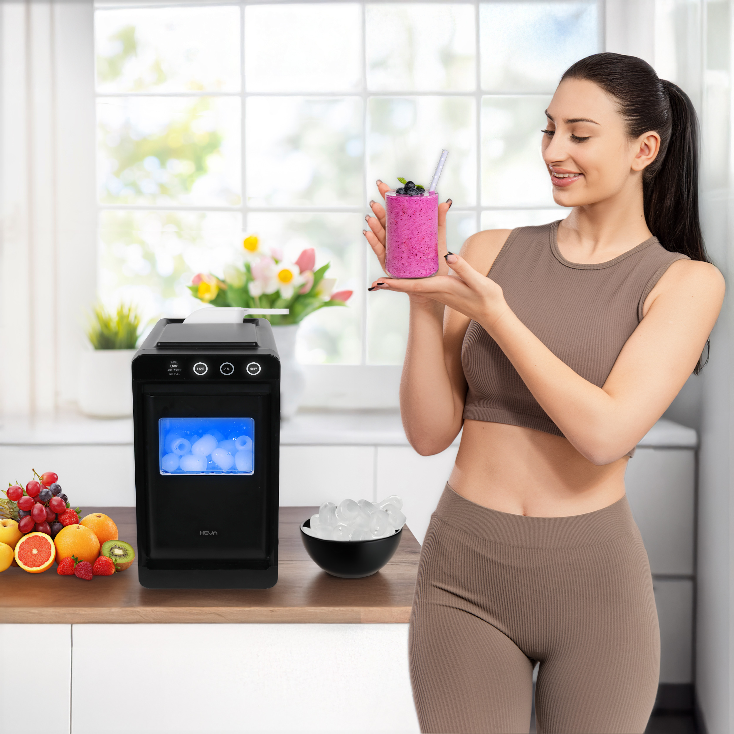 Kobieta trzyma smoothie obok kostkarki do lodu z owocami.