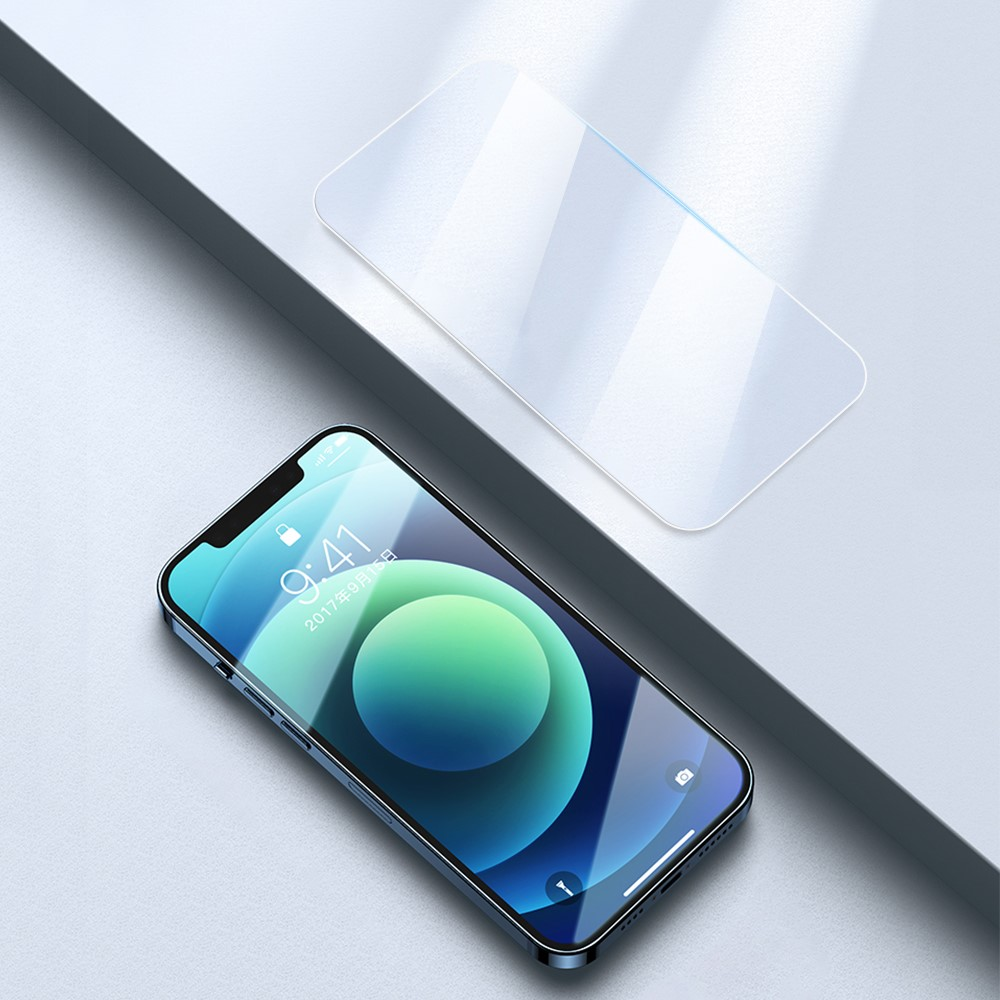 Uno smartphone blu giace accanto a una protezione per lo schermo su una superficie grigia.