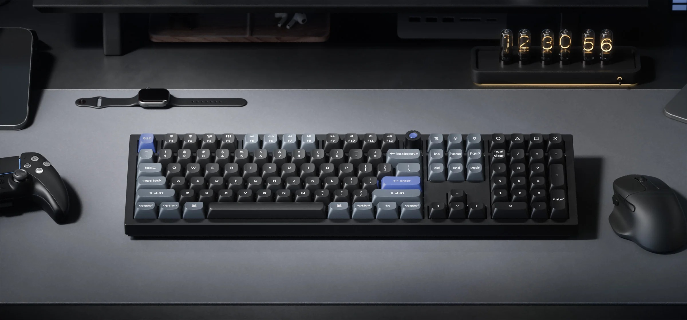 Ciemnoszara klawiatura z klawiaturą numeryczną, myszą, kontrolerem i smartwatchem.