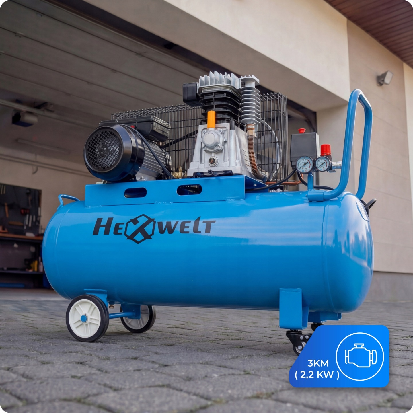 Niebieski kompresor powietrza z silnikiem, zbiornikiem, kołami i manometrami.