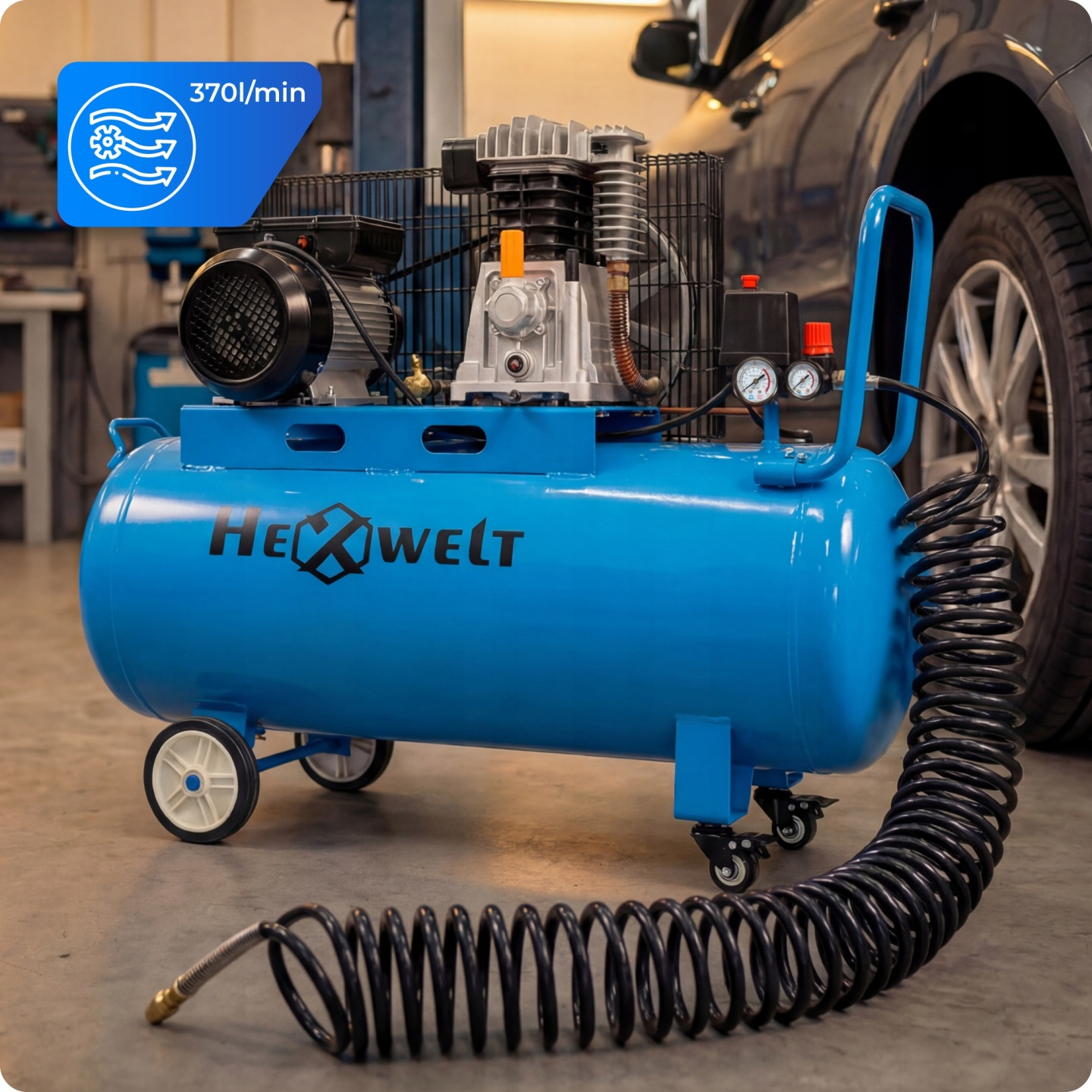 Niebieski kompresor tłokowy z kołami, wężem i samochodem w tle.