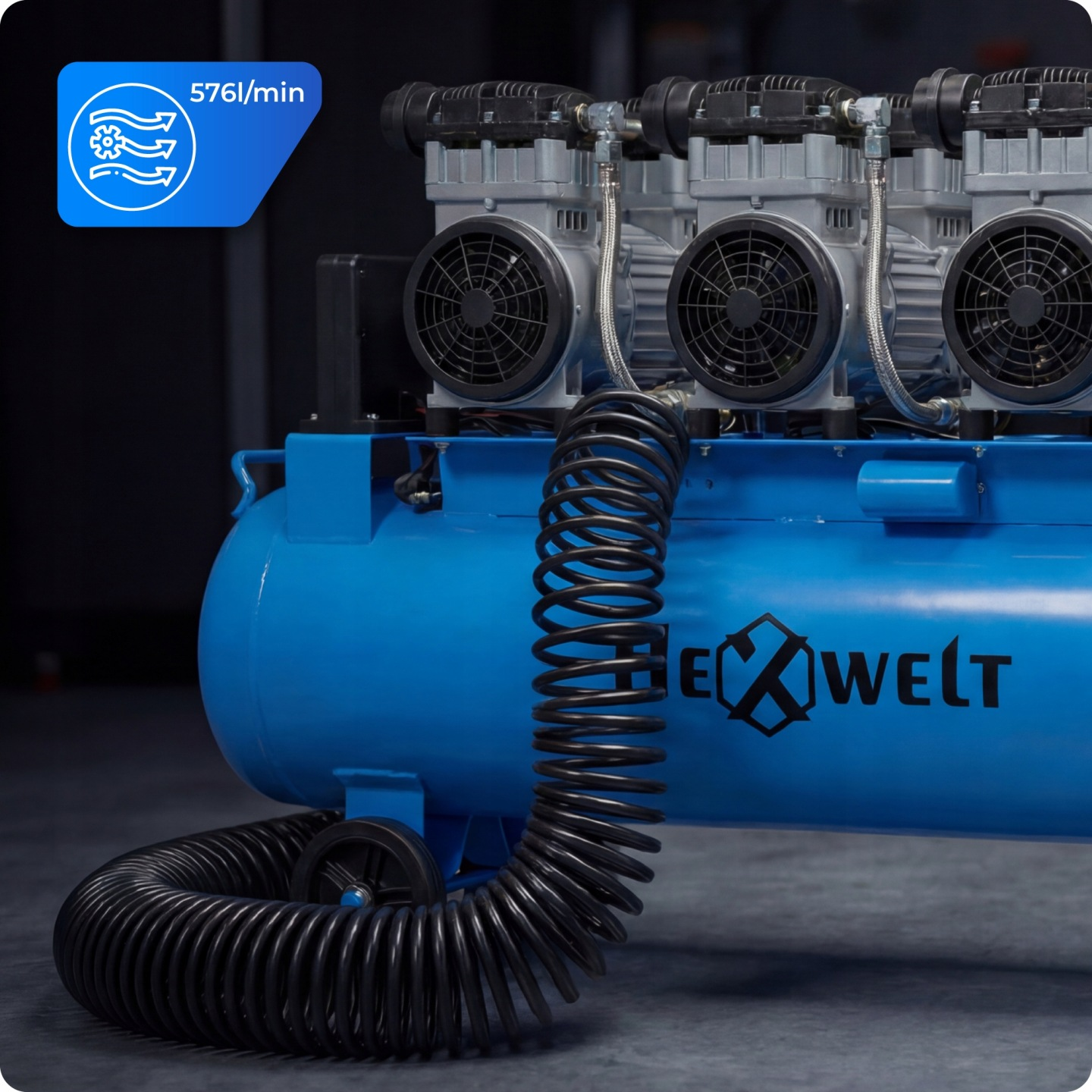 Niebieski kompresor z trzema srebrnymi silnikami i czarnymi wentylatorami. Wąż.
