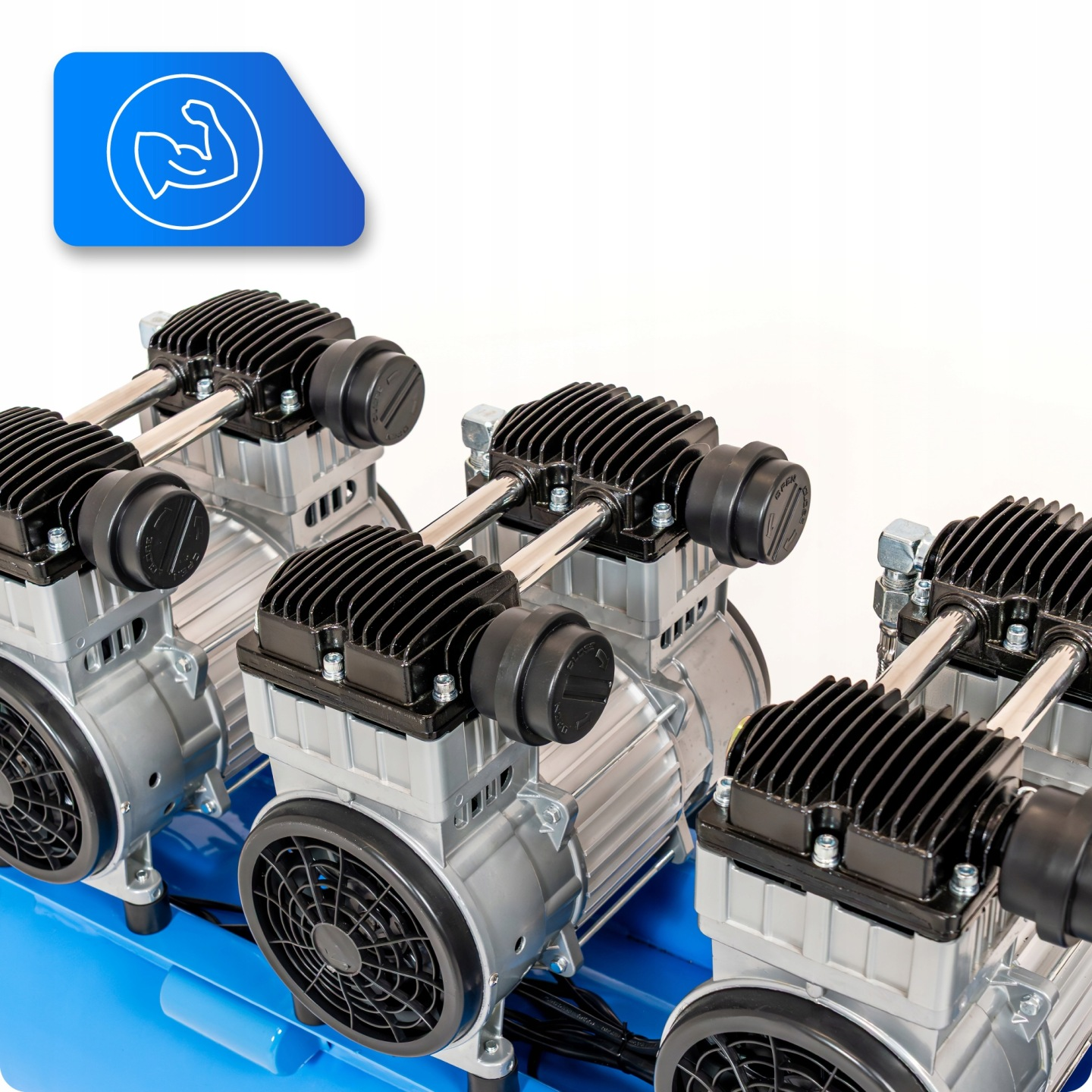 Kilka srebrnych kompresorów z czarnymi wentylatorami na niebieskiej platformie.