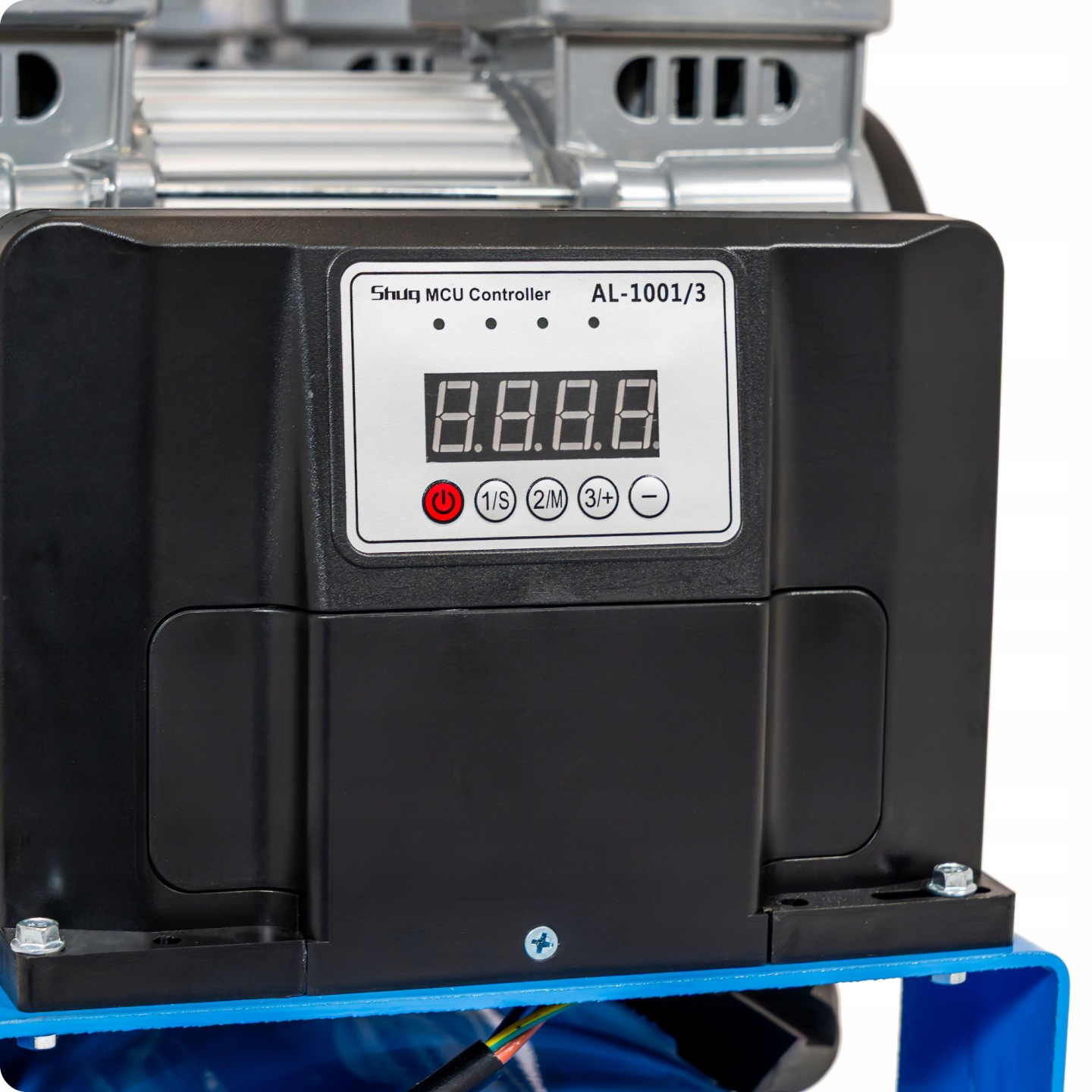 Czarny kontroler z cyfrowym wyświetlaczem i przyciskami, zamontowany na niebieskim metalu.