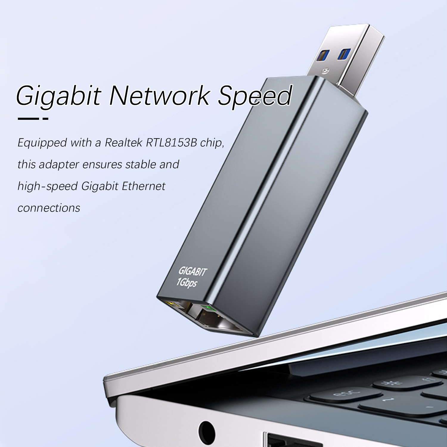Ein silberner USB-Ethernet-Adapter steckt in einem Laptop. GIGABIT 1Gbps.