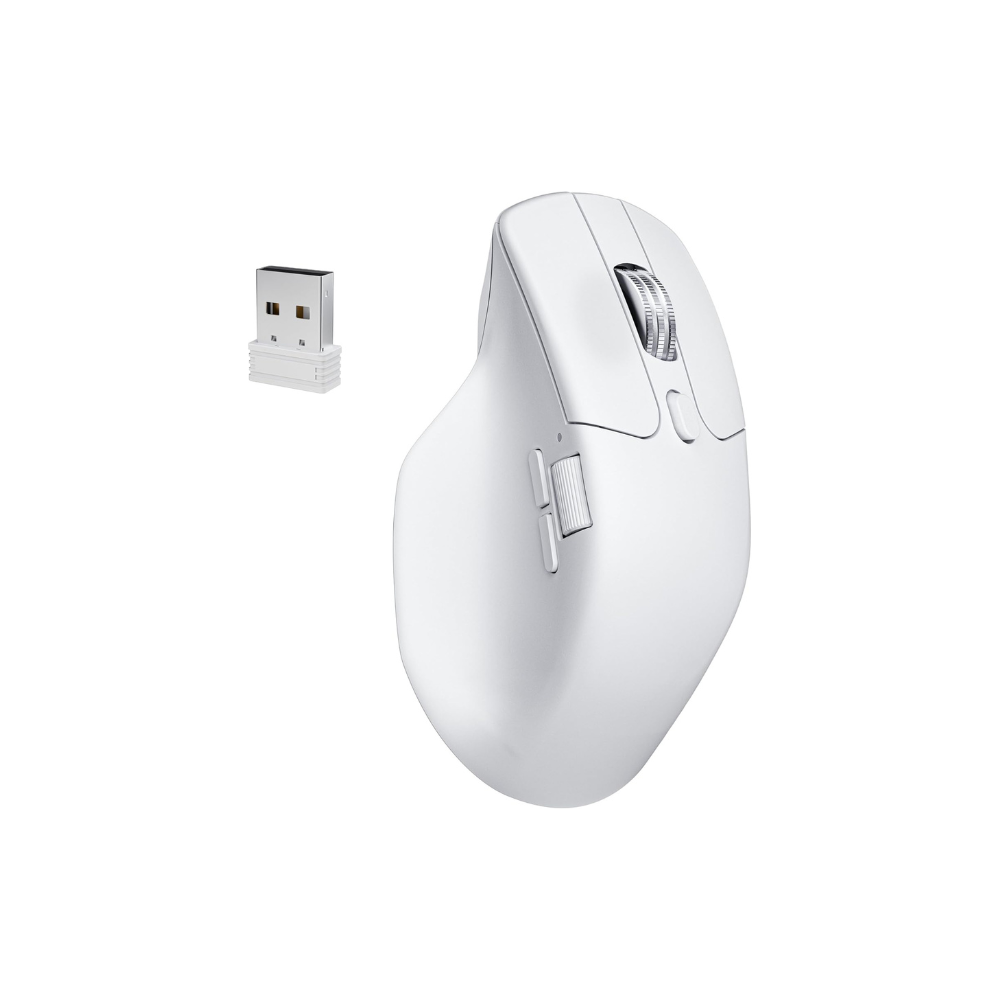 Biała mysz komputerowa z adapterem USB na białym tle.