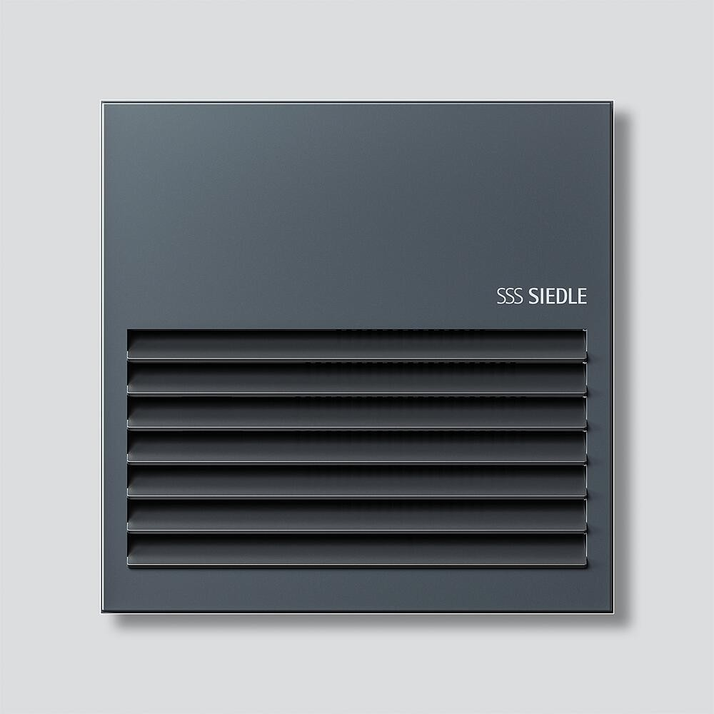Griglia di ventilazione grigia con lamelle orizzontali e logo SSS SIEDLE.
