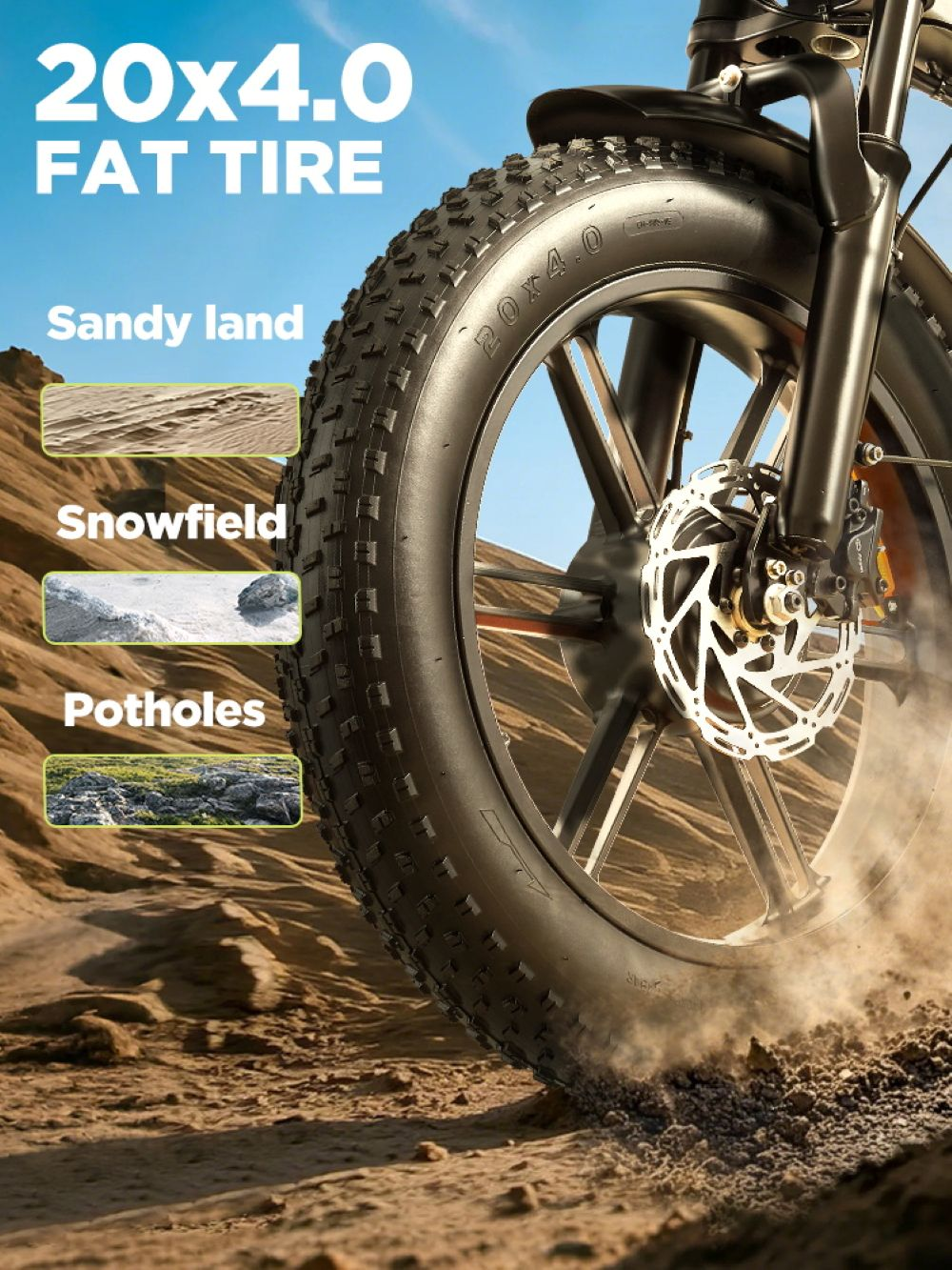 Primo piano di uno pneumatico fat 20x4.0 su una bici, solleva polvere su terreno sabbioso.