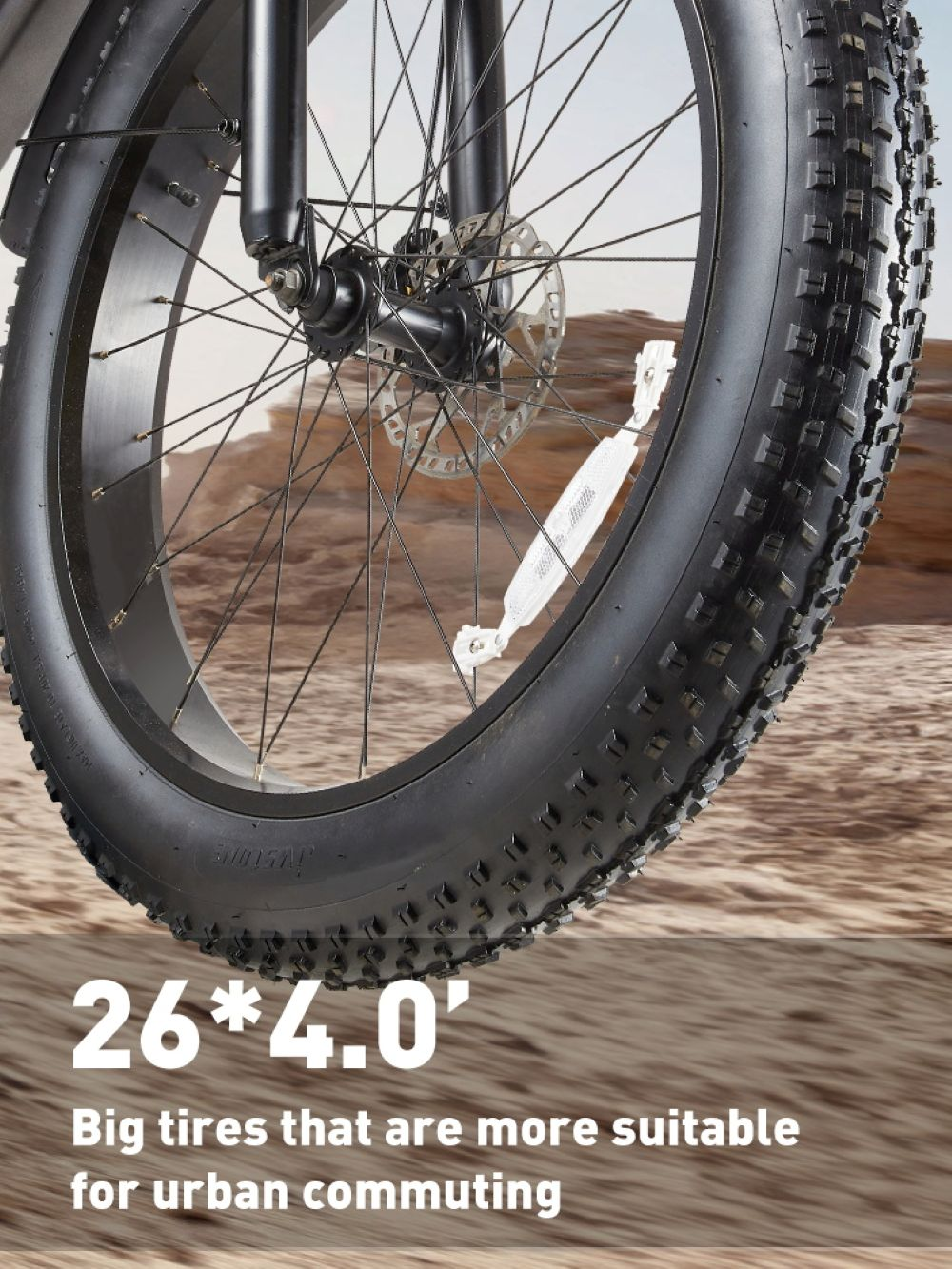 Primo piano di uno pneumatico da bicicletta, con testo '26*4.0'.