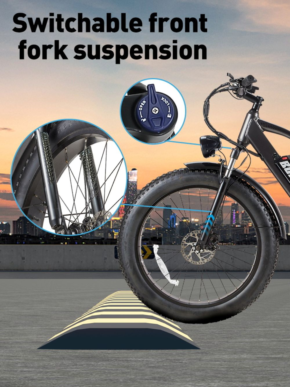 Una e-bike nera con pneumatici larghi su una strada, con skyline urbano sullo sfondo.