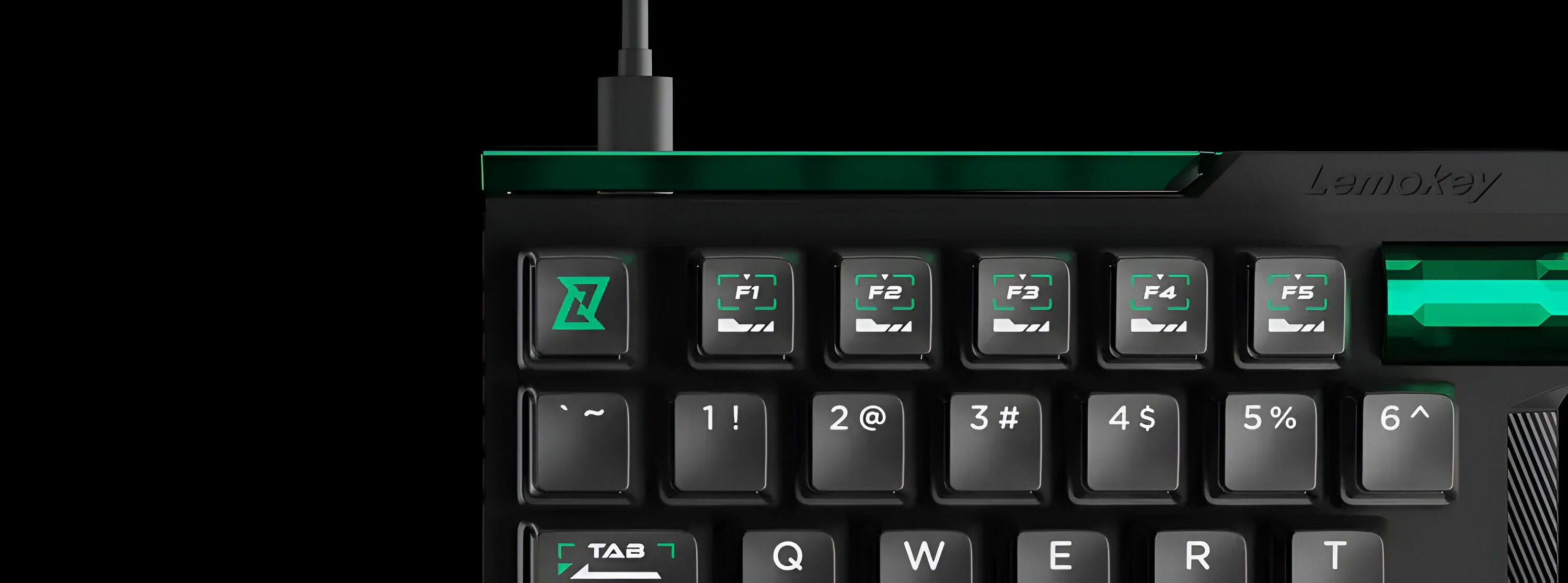 Zbliżenie czarnej klawiatury z zielonym podświetleniem i logo Lemokey.