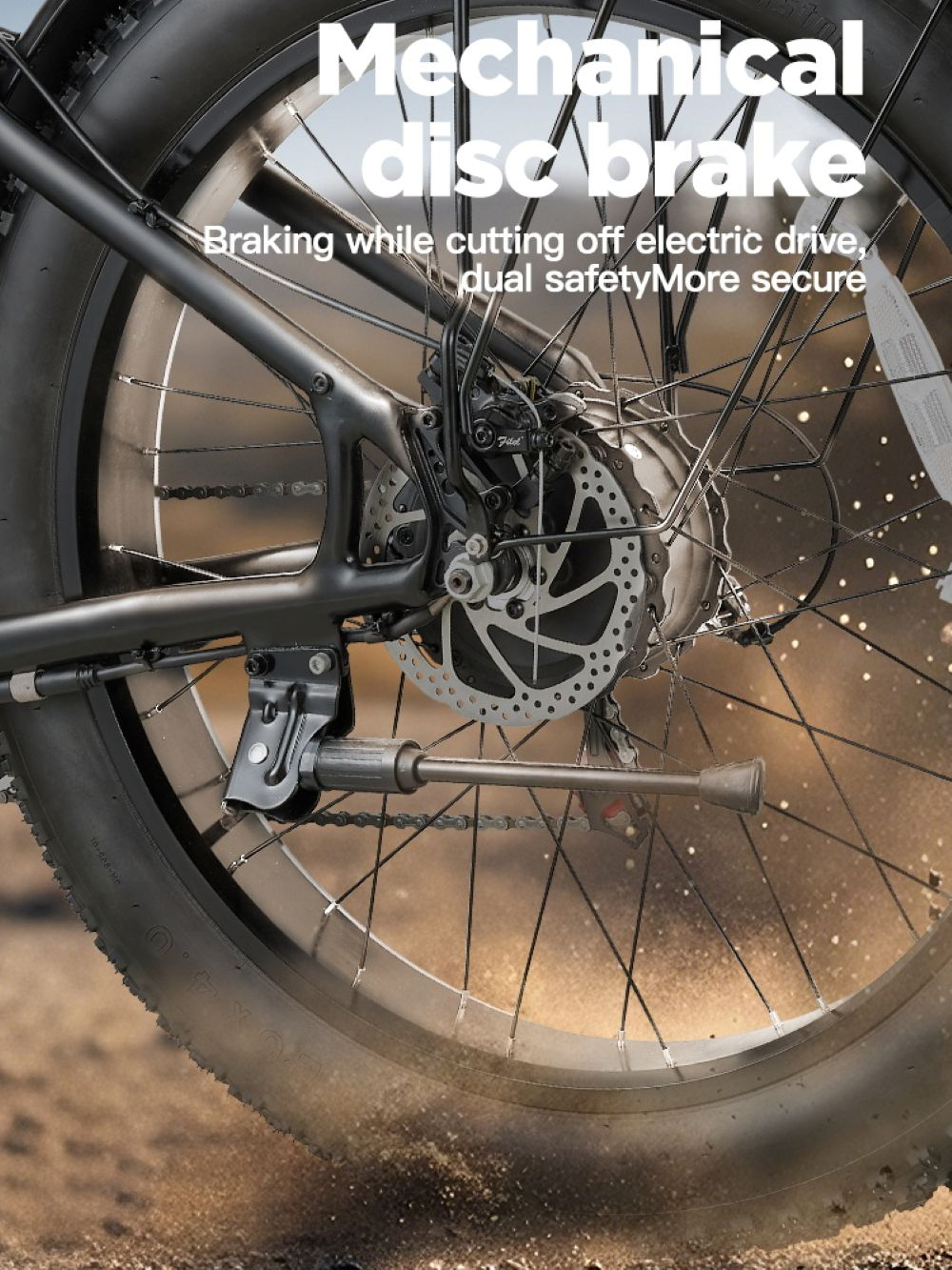 Primo piano della ruota posteriore di una bicicletta con freno a disco meccanico nella sporcizia.