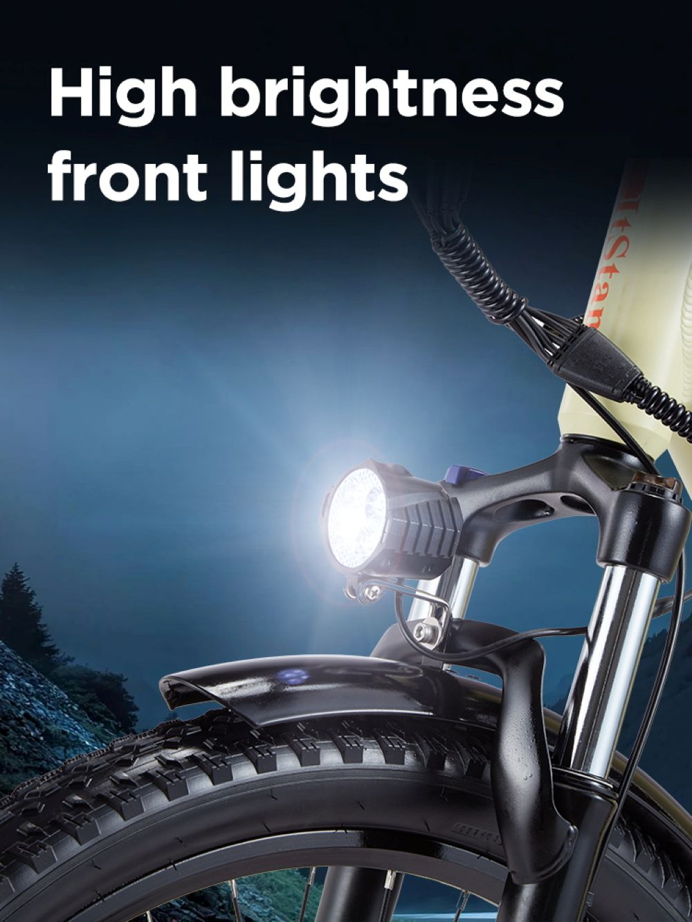 La luce anteriore di una bicicletta brilla intensamente, con ruota e forcella in primo piano.
