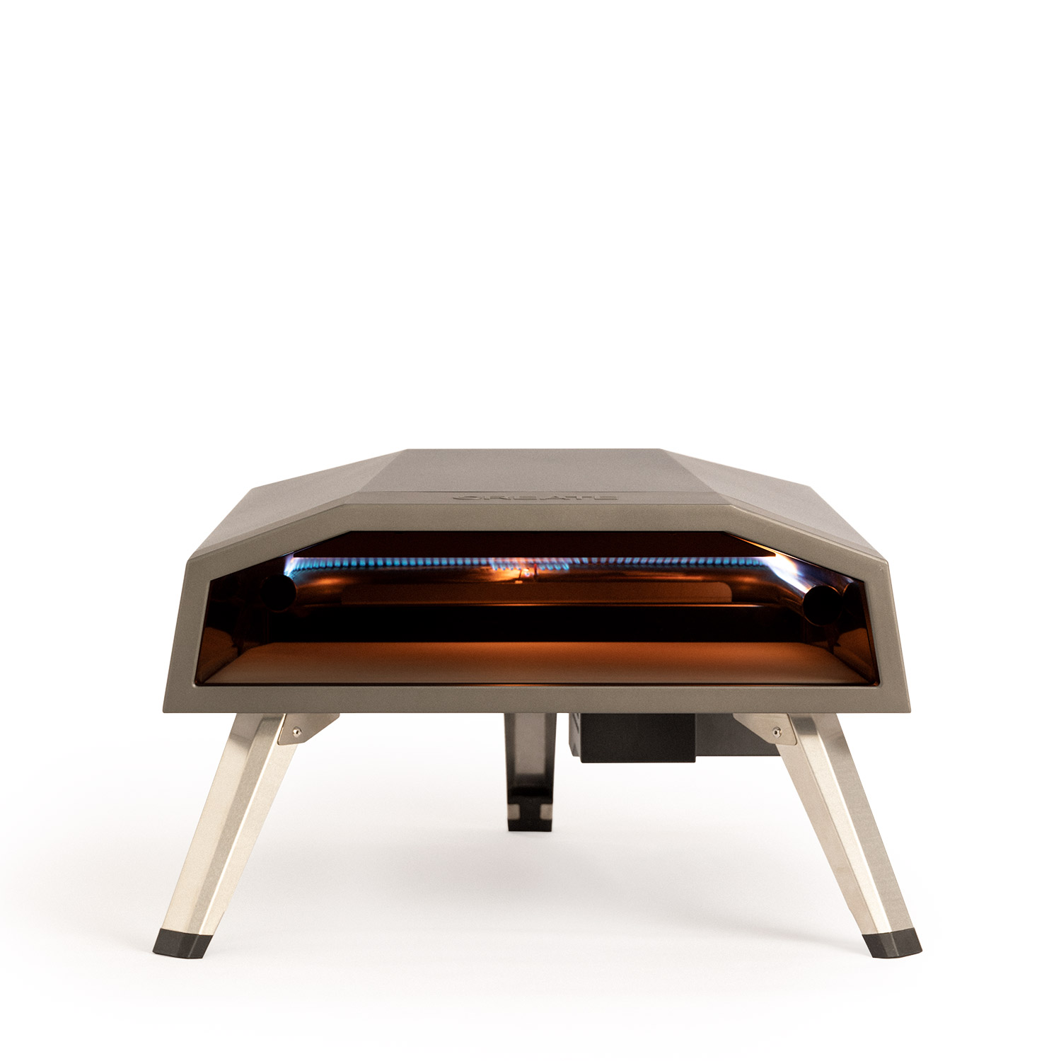 Un horno de pizza moderno y gris con patas plateadas se muestra sobre un fondo blanco.