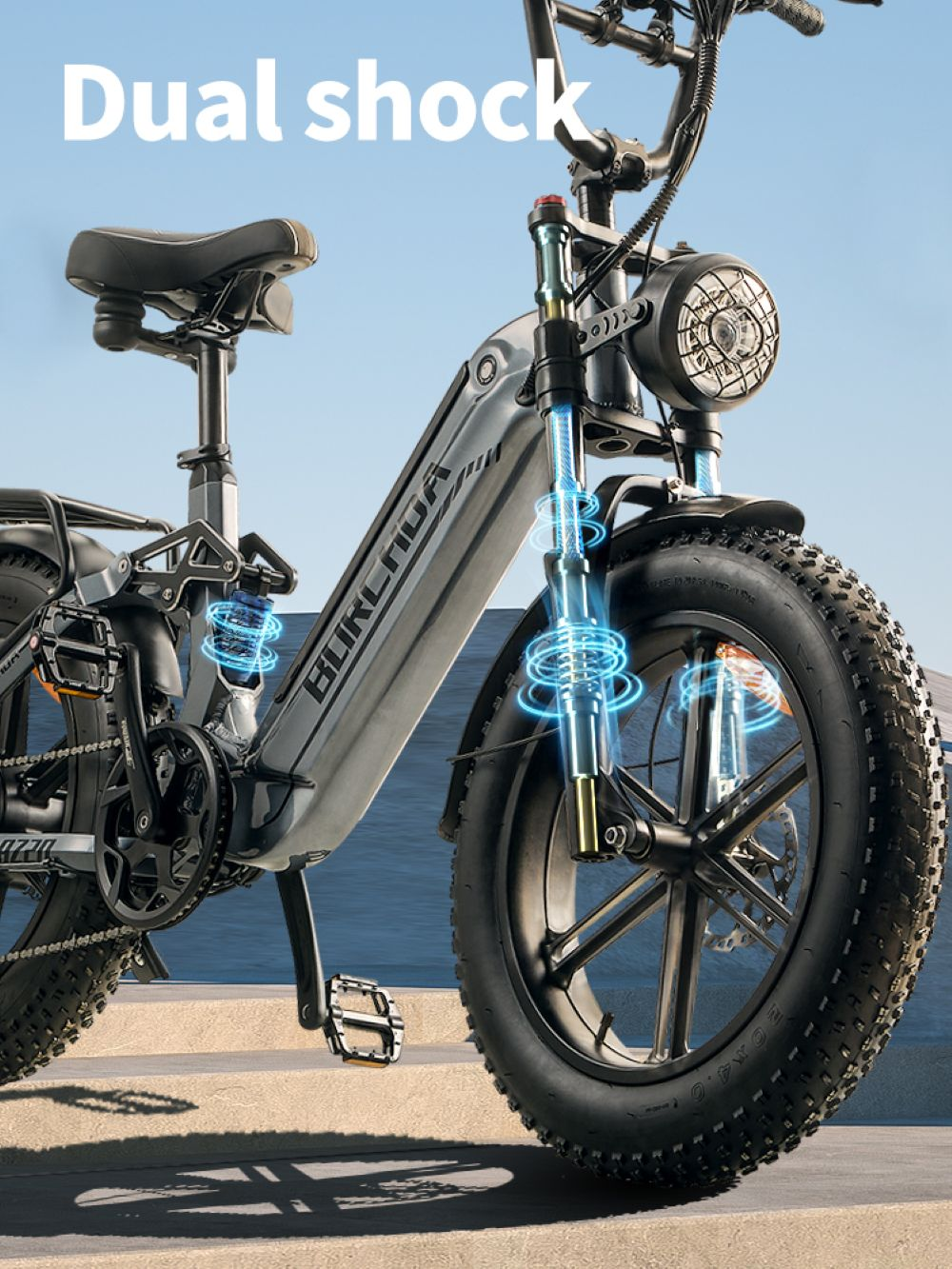 Bici elettrica grigia con doppia sospensione, ruota anteriore e manubrio.