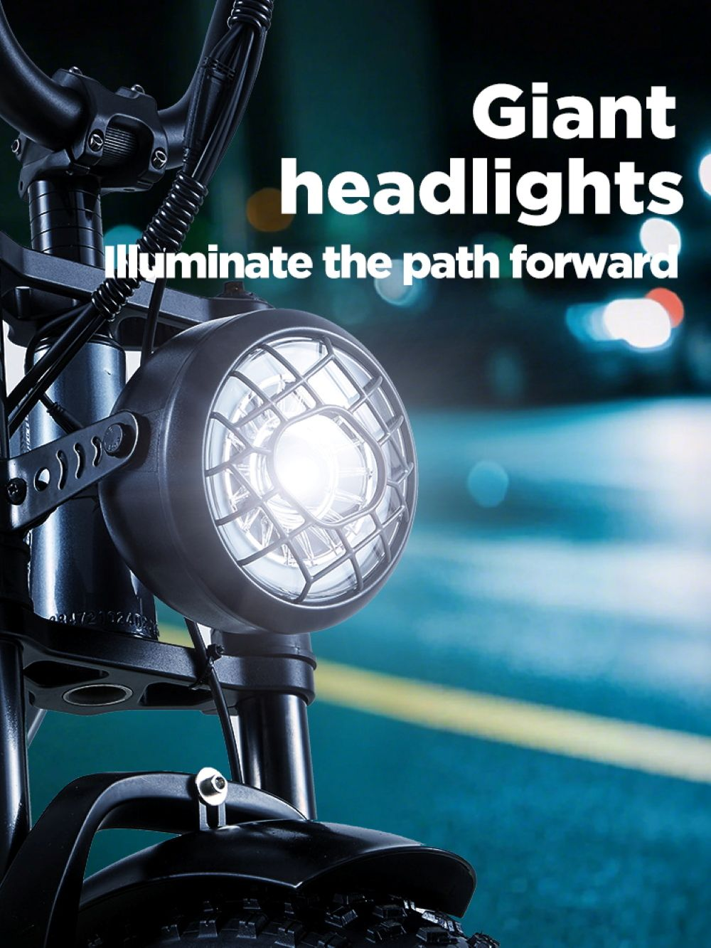 Un faro di bicicletta illuminato con griglia, su sfondo bokeh.