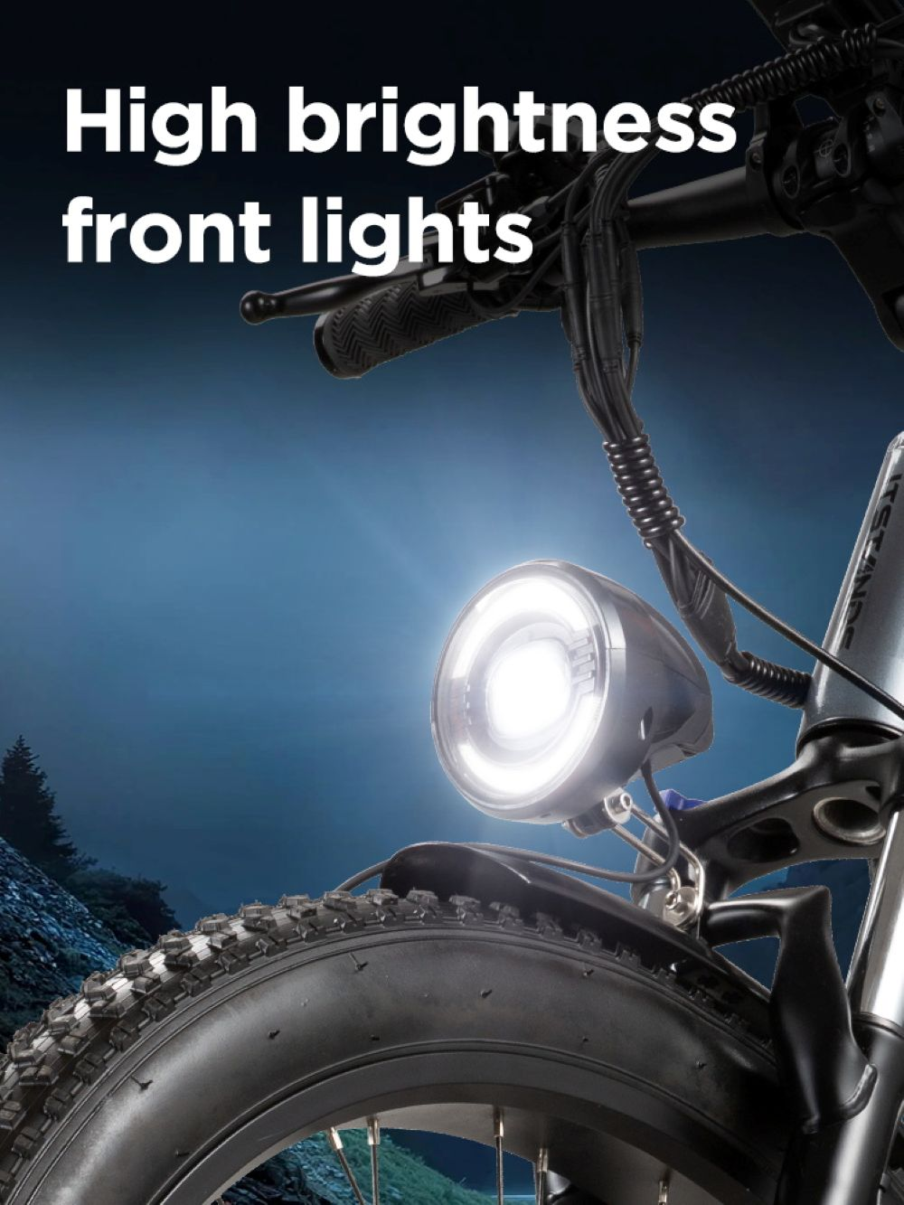 Il faro della bicicletta brilla nel buio su un sentiero di montagna.