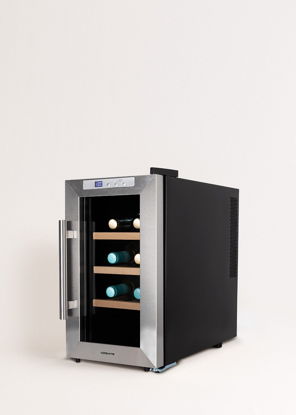 Nevera de vino de acero inoxidable con puerta de cristal, con cuatro botellas de vino.