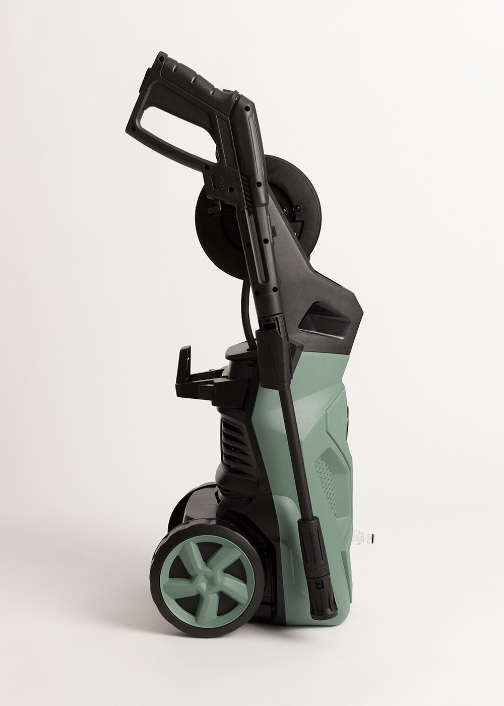 Una hidrolimpiadora negra y verde con ruedas y asa.