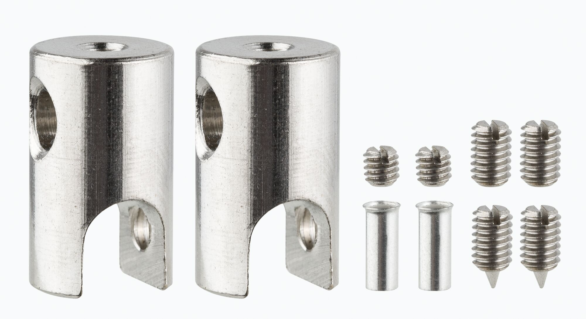 Zwei silberne Metall-Seilklemmen und diverse Schrauben und Endhülsen auf Weiß.