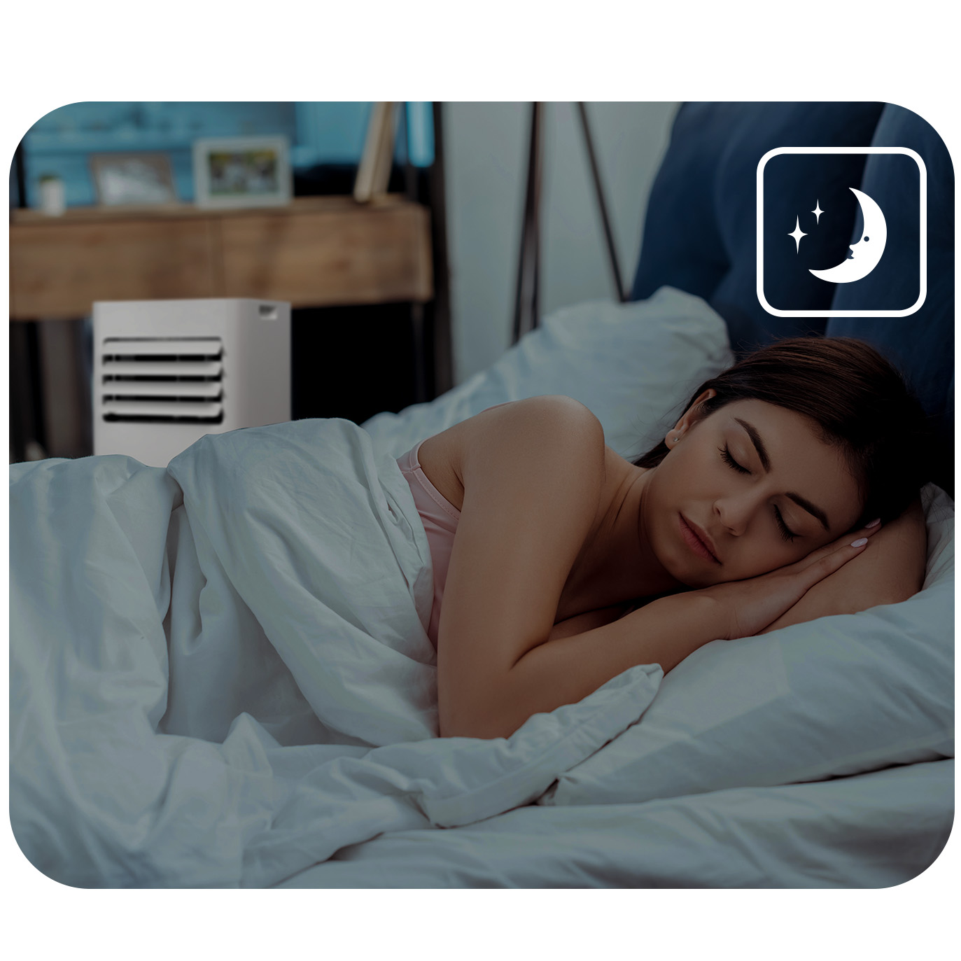 Kobieta śpi w łóżku obok białej chłodziarki powietrza. Ikona księżyca nad.