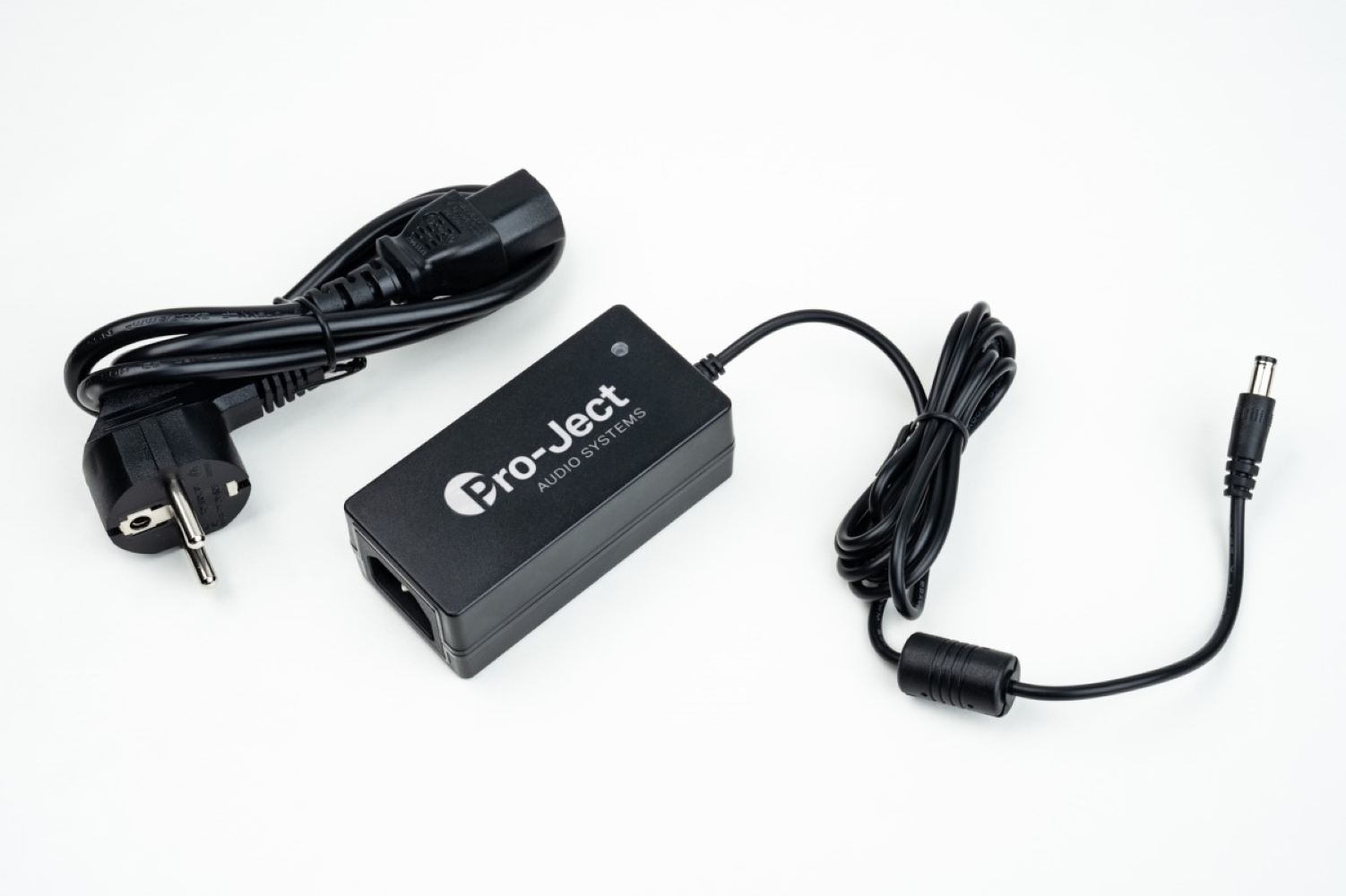 Czarny zasilacz audio Pro-Ject z wtyczką europejską i kablem wyjściowym DC.