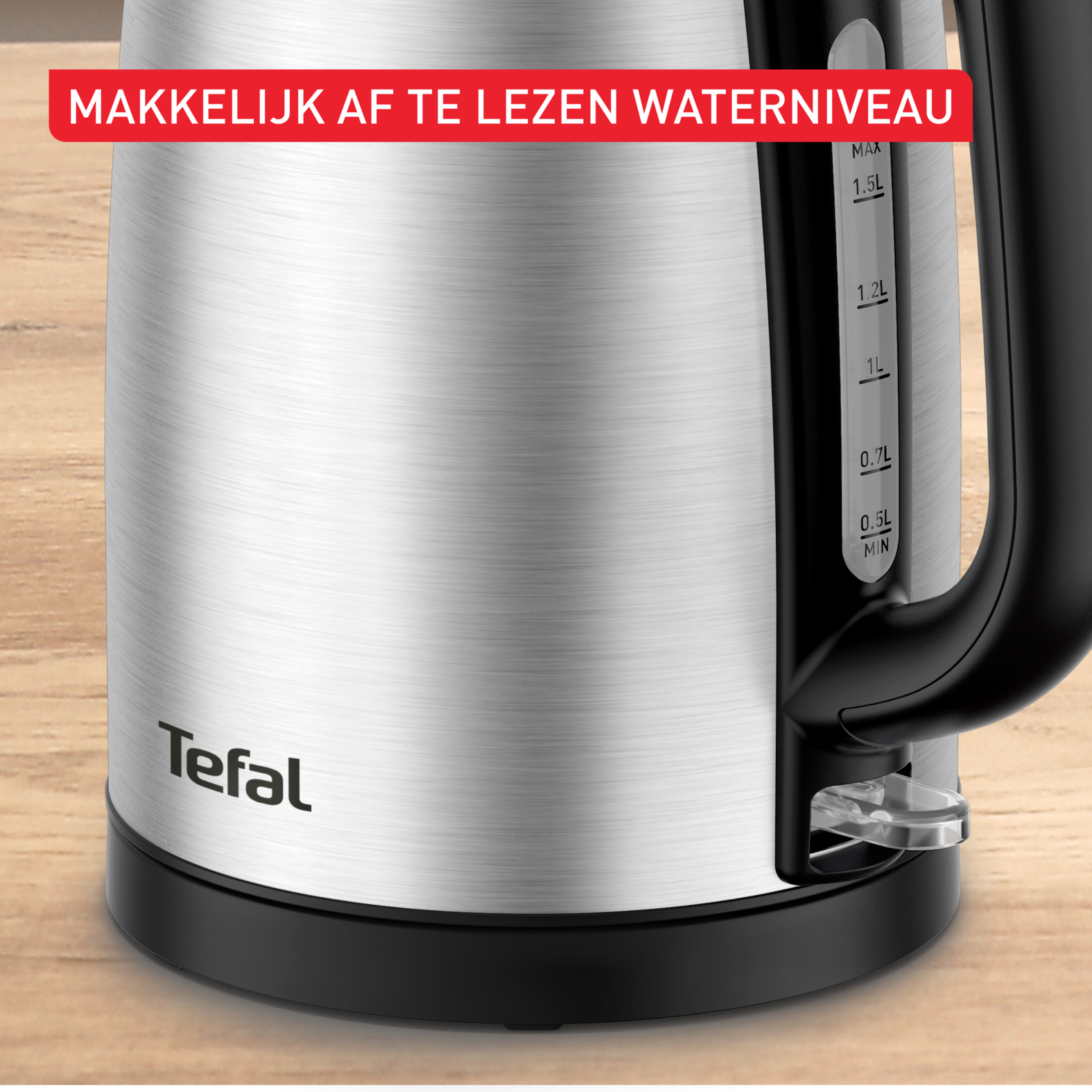 Ein silberner Wasserkocher mit schwarzem Griff und Wasserstandsanzeige.