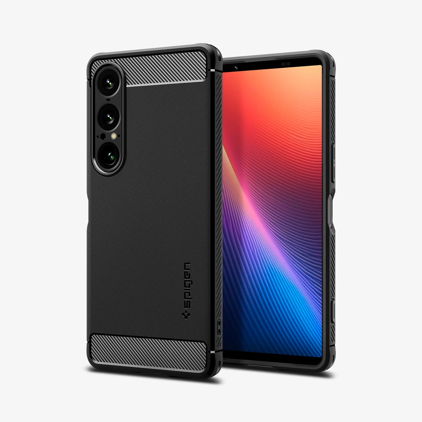 Custodia nera per telefono con accenti in carbonio accanto a uno smartphone con schermo colorato.
