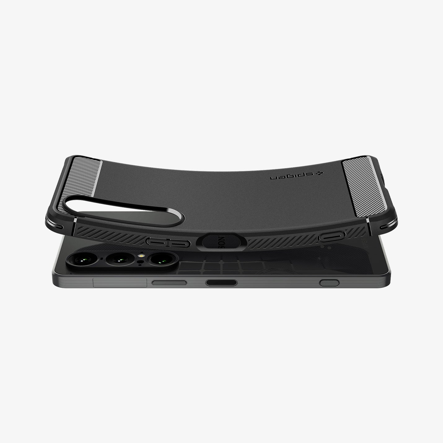 Custodia nera per telefono con accenti in fibra di carbonio su smartphone.