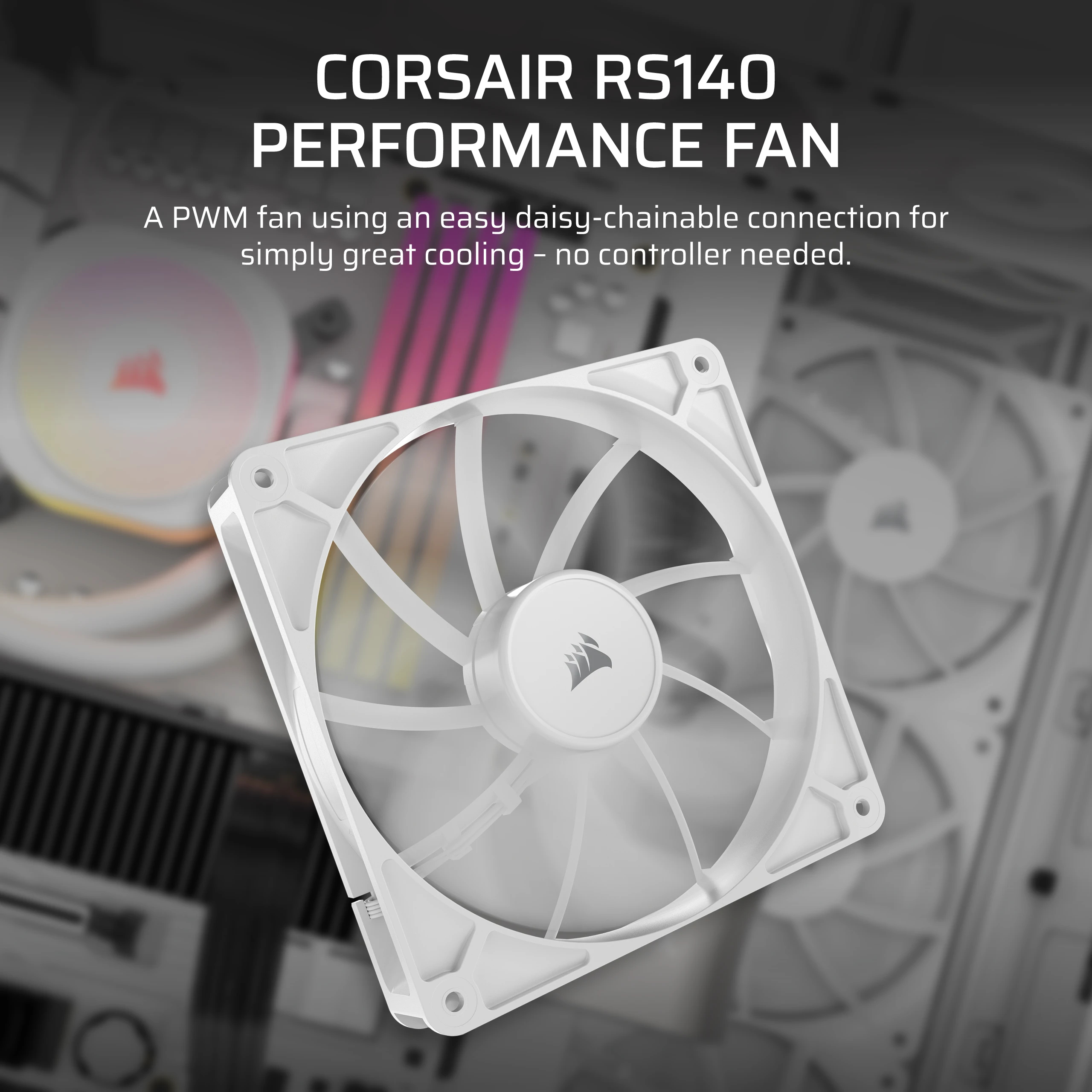 Un ventilateur blanc Corsair RS140 avec connexion PWM, d'autres ventilateurs visibles derrière.
