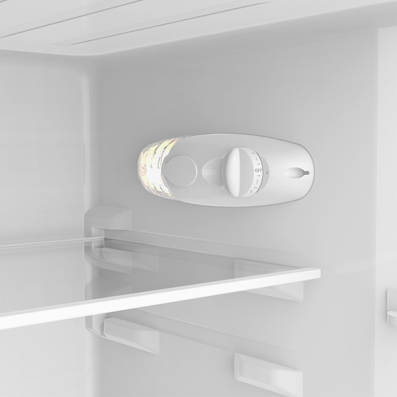 Interieur van een witte koelkast met temperatuurregelaar en licht.