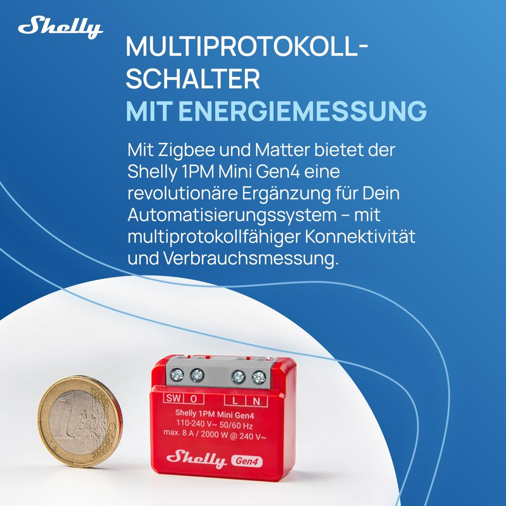Przełącznik Shelly 1PM Mini Gen4 z monetą euro obok, na niebieskim tle.