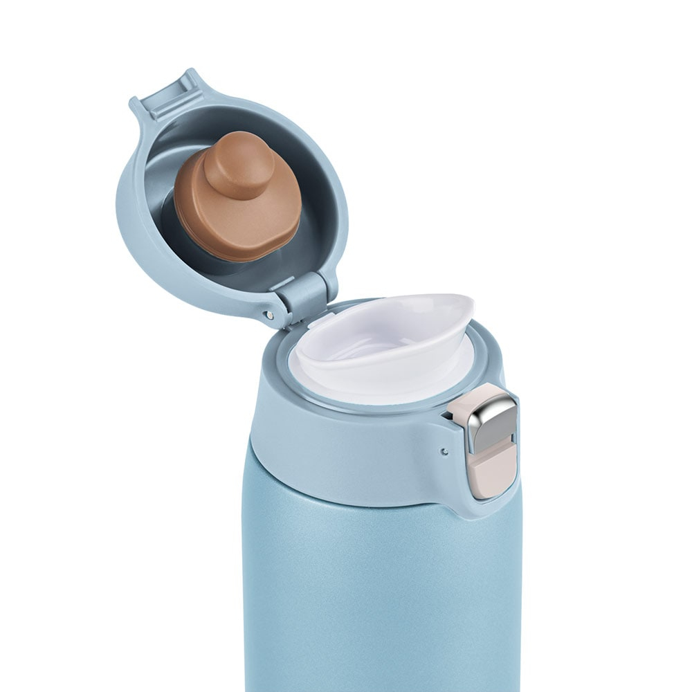Blaue Trinkflasche mit offenem Deckel und braunem Stöpsel.