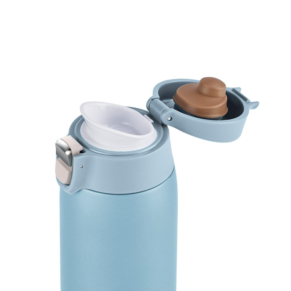 Hellblaue Thermoskanne mit offenem Deckel und braunem Stöpsel.