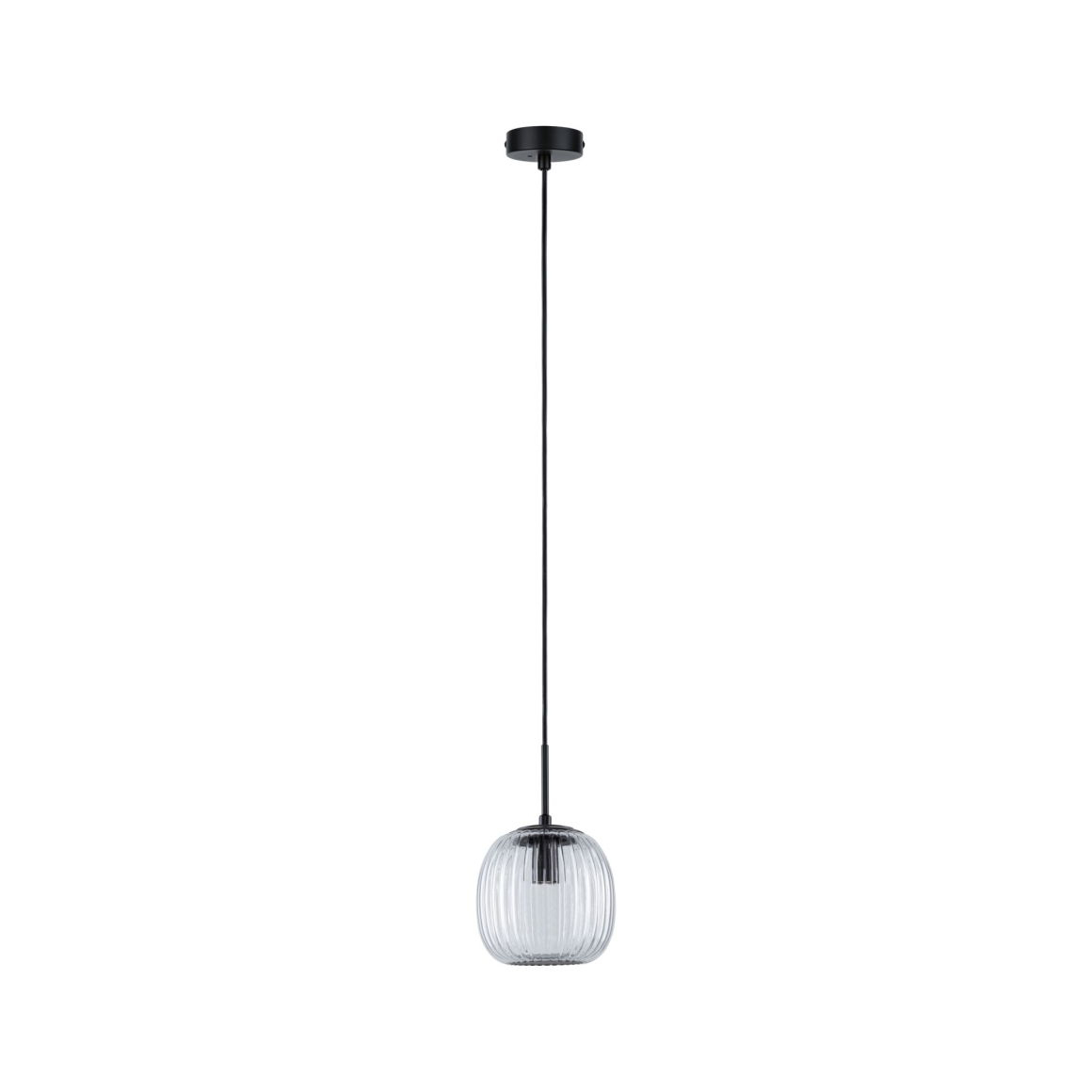 Een heldere, geribbelde glazen bol hanglamp met een zwart plafondkap en snoer.