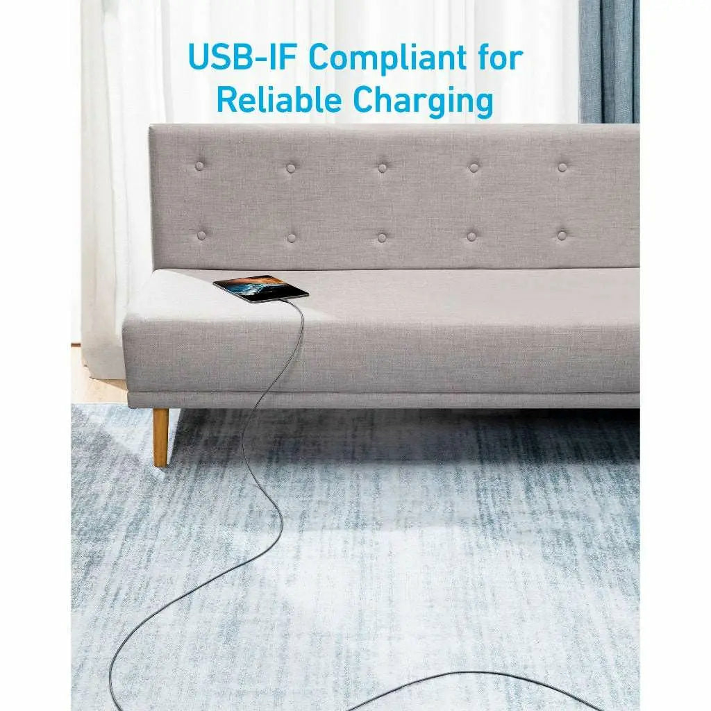 Tablet lädt auf einem grauen Sofa mit USB-IF-konformem Kabel.