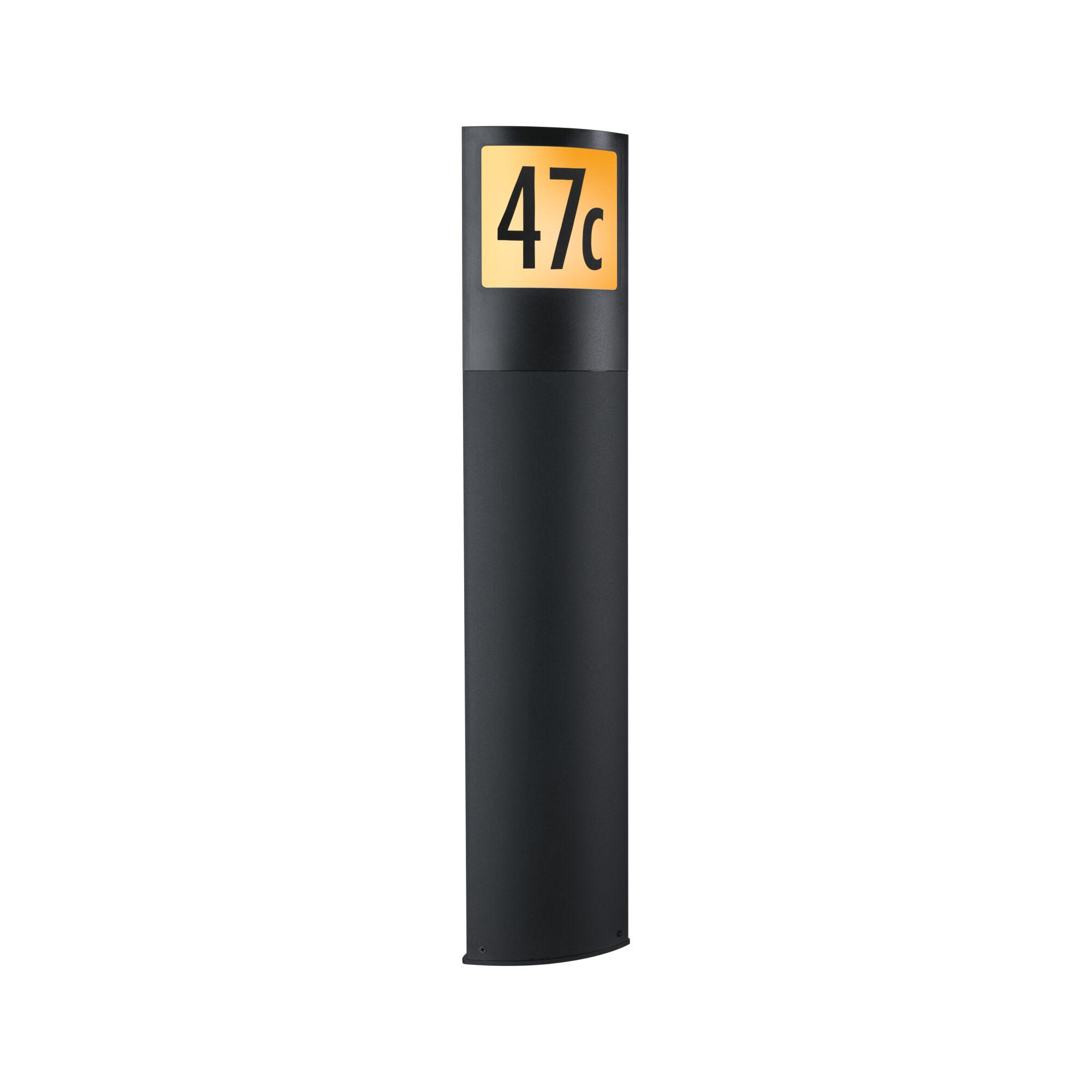 Schwarzer Mast mit beleuchteter orangefarbener Anzeige '47c'.