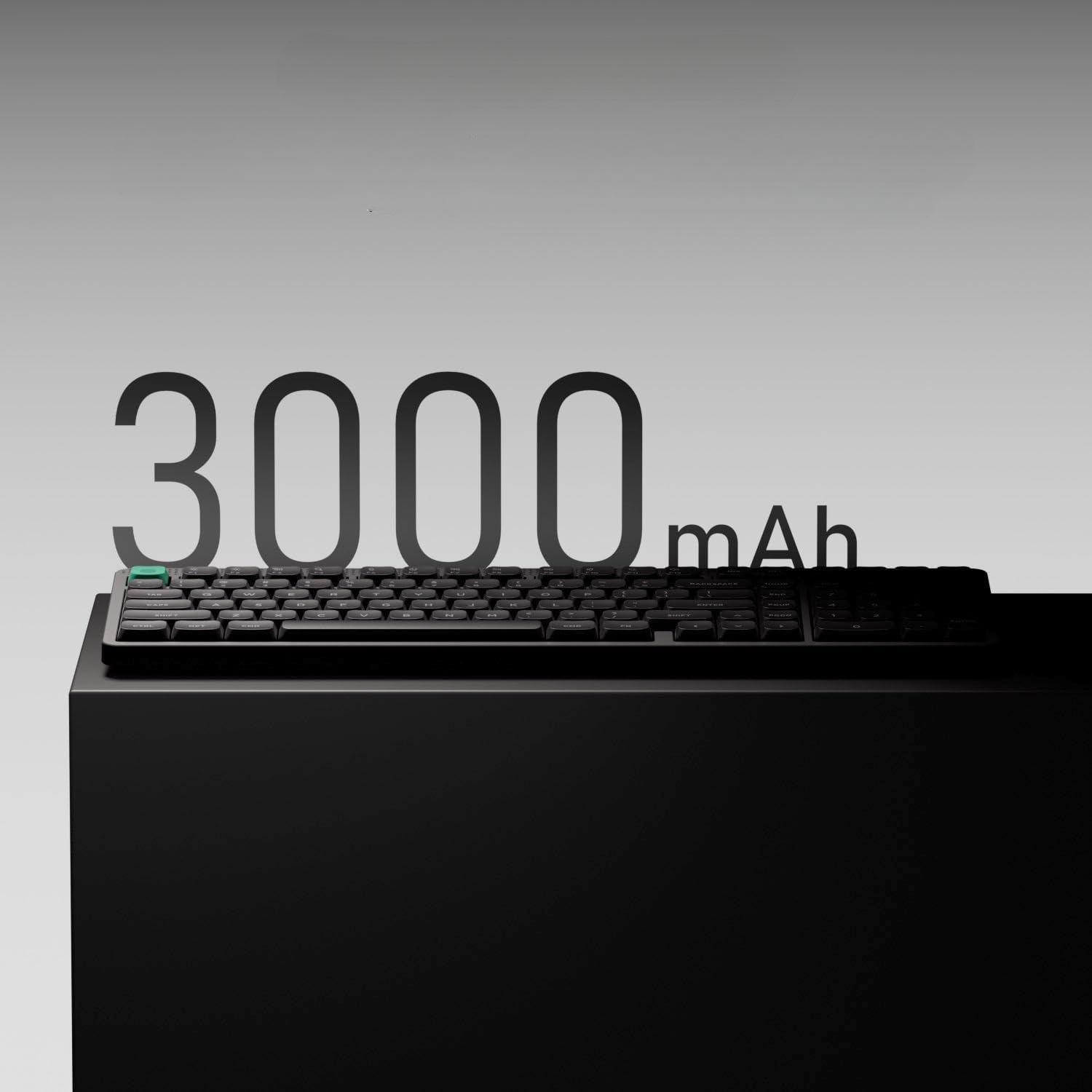 Czarna klawiatura z napisem 3000 mAh na czarnym postumencie na szarym tle.
