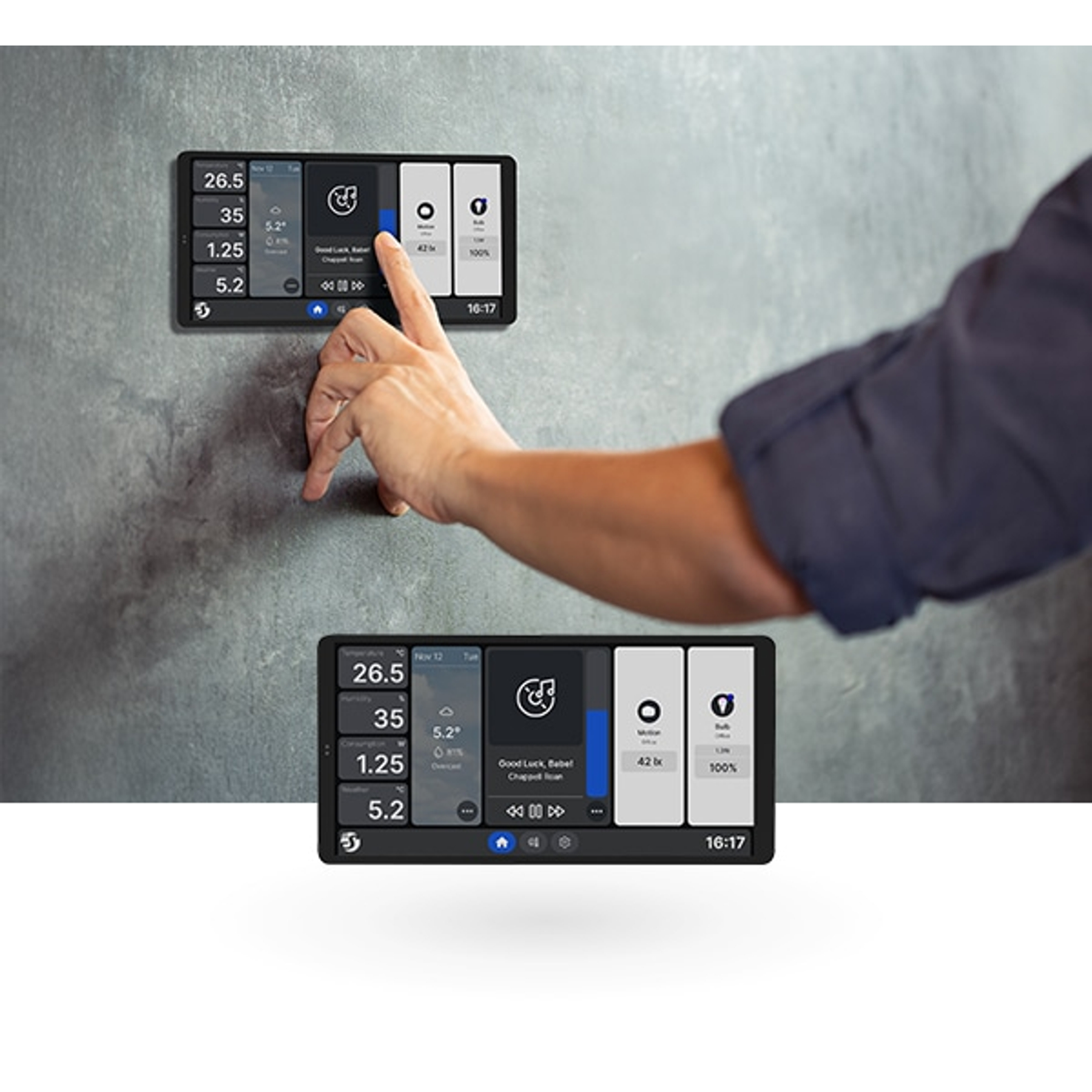 Una mano tocca un display touchscreen con info smart home. Sotto un secondo display.