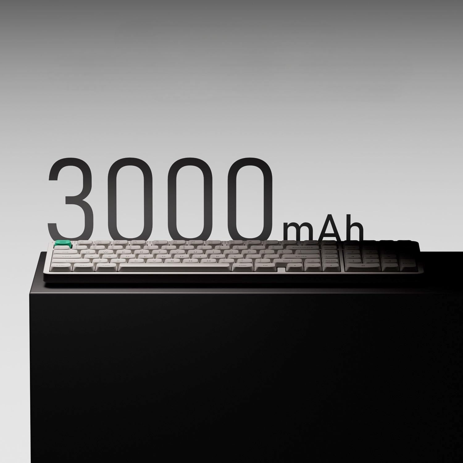 Biała klawiatura z napisem 3000 mAh stoi na czarnym postumencie.